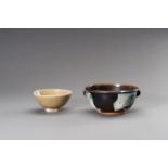 A SET OF TWO CERAMIC BOWLS, QING DYNASTY OR EARLIER