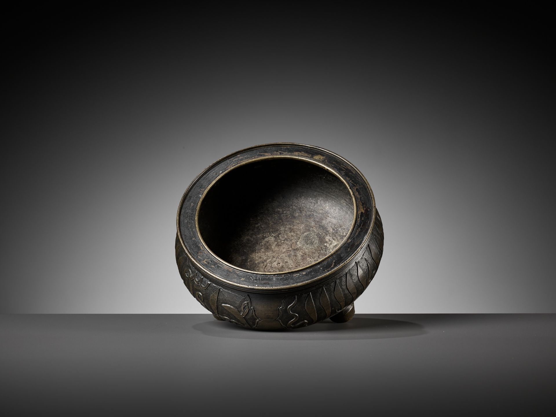 AN ARABIC-INSCRIBED BRONZE TRIPOD CENSER, 17TH CENTURY - Image 10 of 11