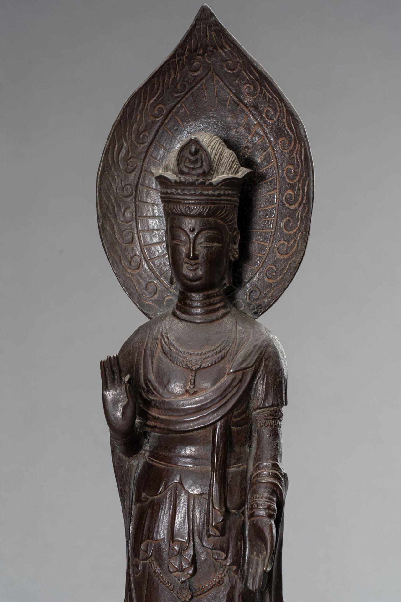 A MASSIVE BRONZE FIGURE OF KANNON, 19th CENTURY - Bild 4 aus 11