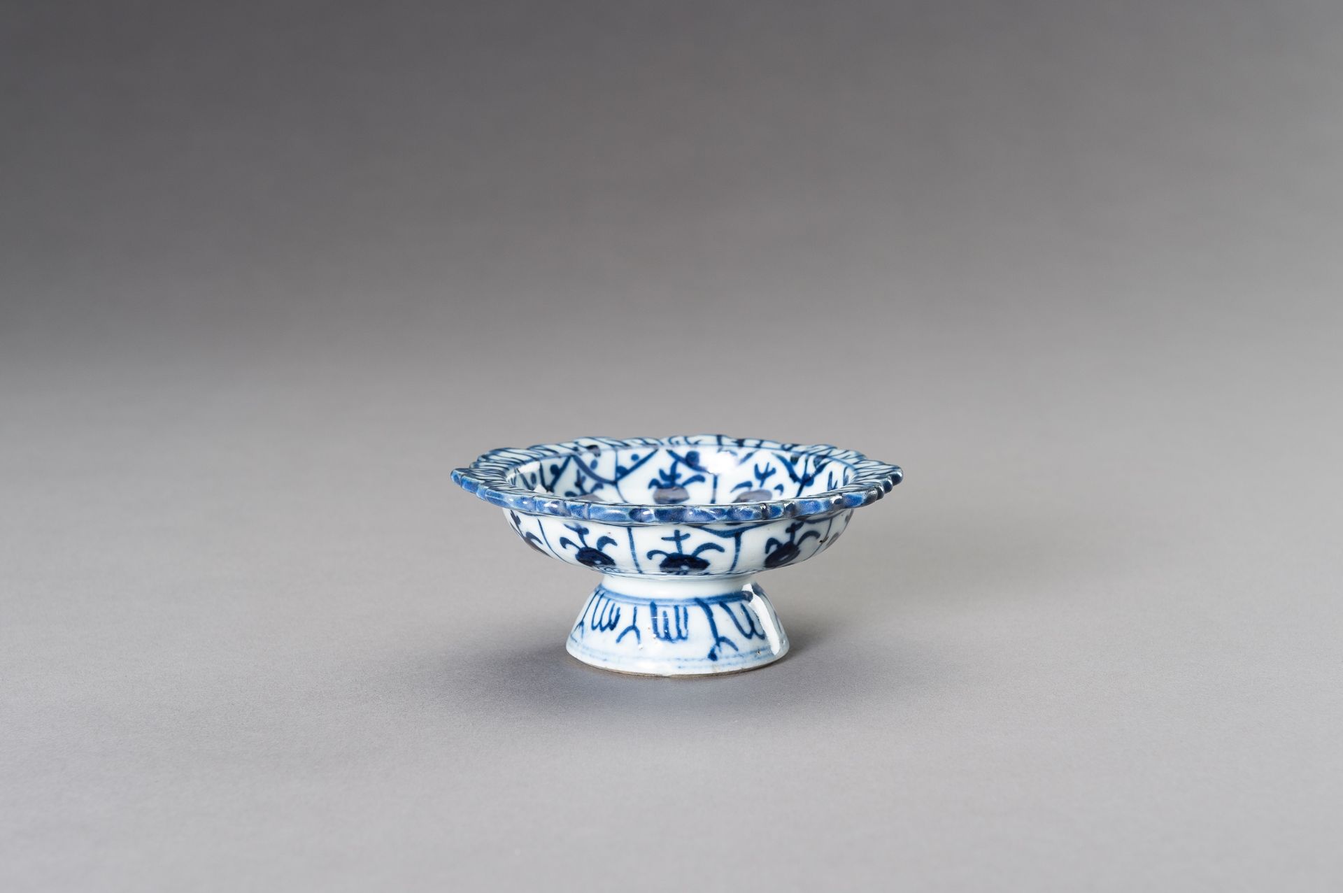 A BLUE AND WHITE TAZZA, QING - Image 3 of 10