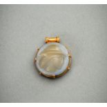 AN 'ALEXANDER THE GREAT' AGATE SET GOLD PENDANT