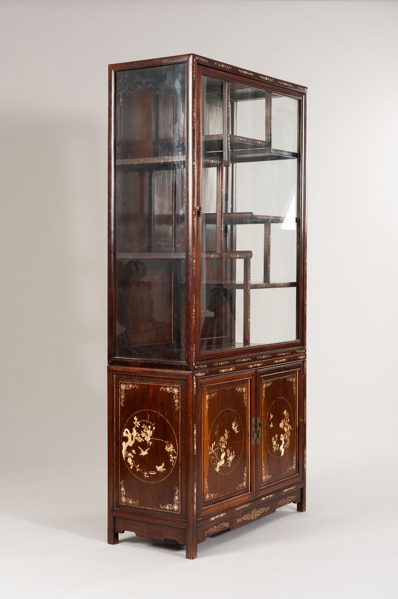 A PAIR OF MOTHER OF PEARL INLAID DISPLAY CABINETS, 1900s - Bild 19 aus 42
