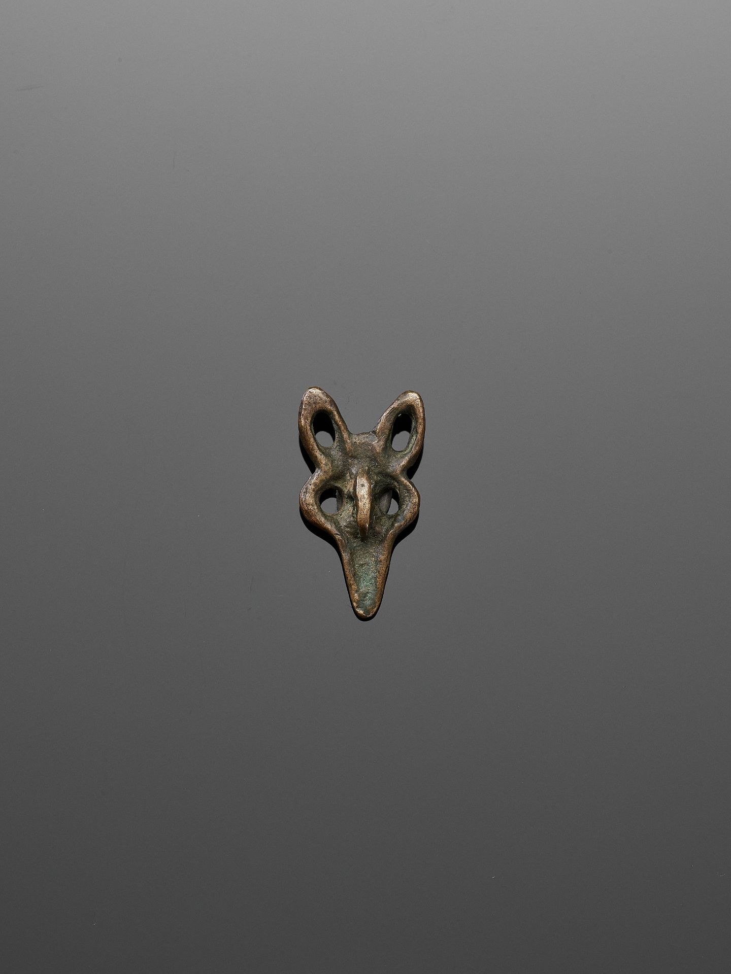 AN ORDOS 'WOLF HEAD' BRONZE PLAQUE, WARRING STATES PERIOD - Image 5 of 6