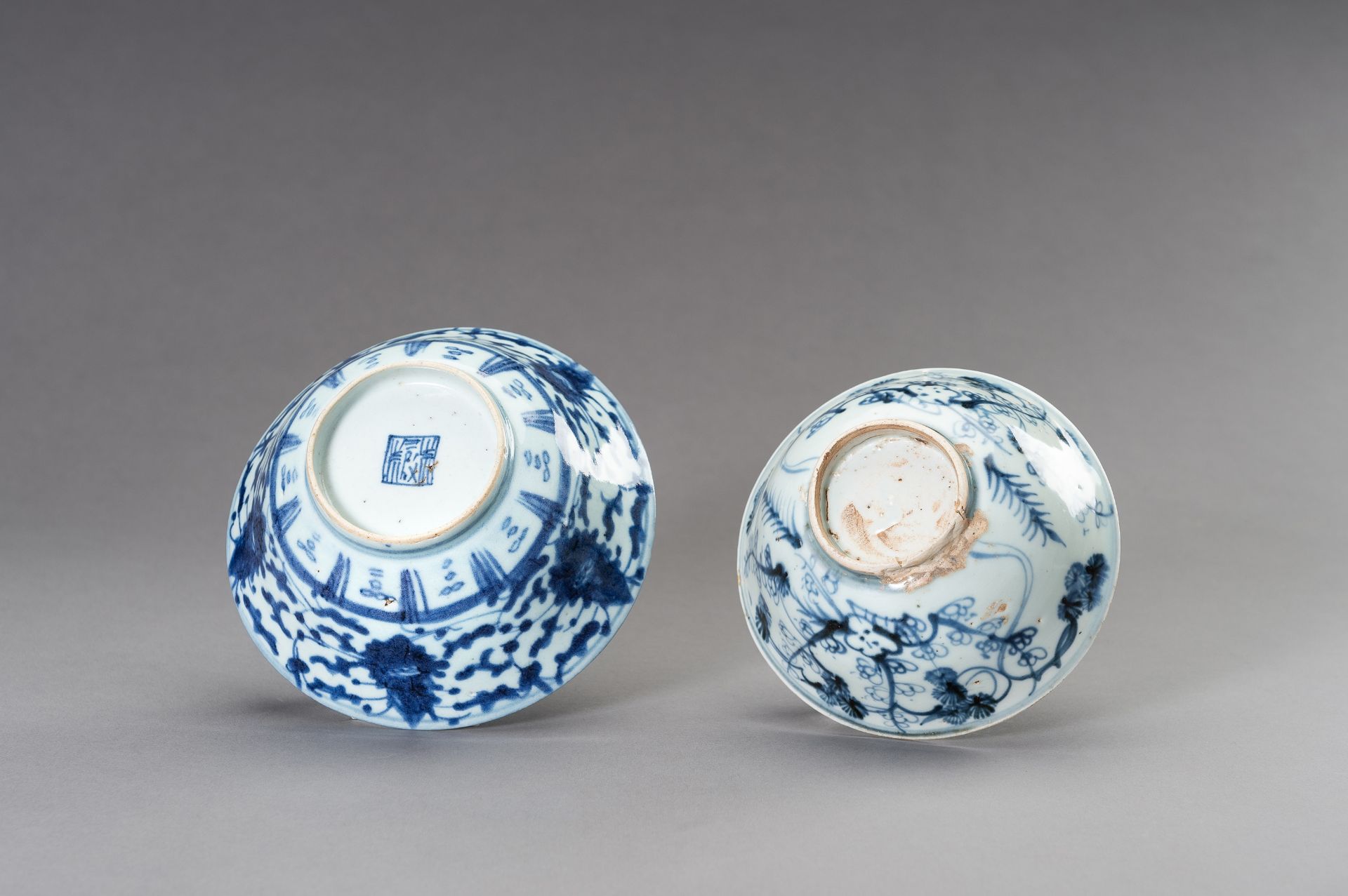 A SET OF TWO BLUE AND WHITE 'FLORAL' BOWLS, TRANSITIONAL PERIOD - Image 7 of 10