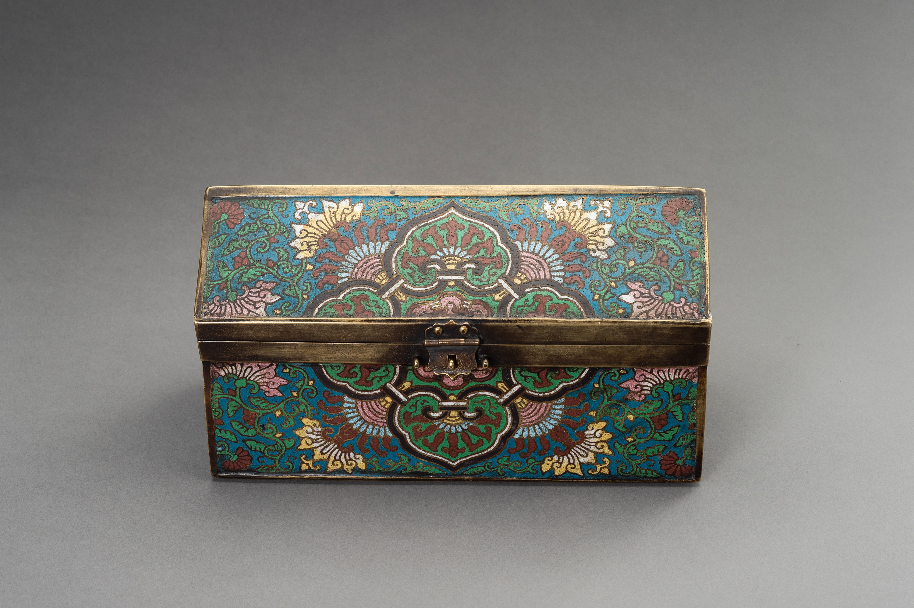 A RECTANGULAR CLOISONNE BOX, LATE QING DYNASTY - Image 16 of 17