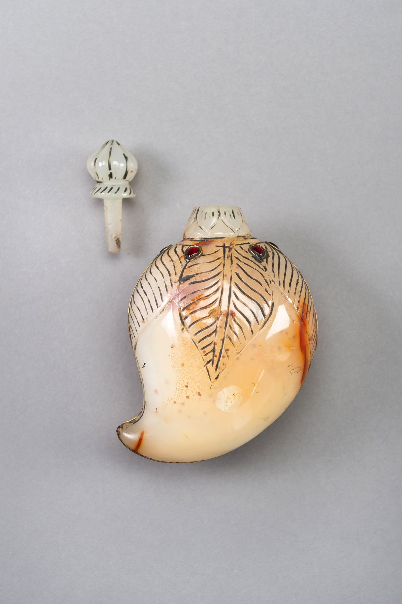 A MUGHAL-STYLE AGATE PERFUME BOTTLE - Image 3 of 12