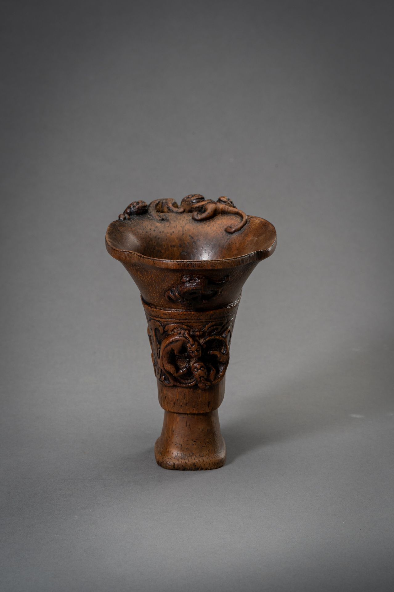 AN ARCHAISTIC BAMBOO LIBATION CUP, QING DYNASTY - Bild 5 aus 11