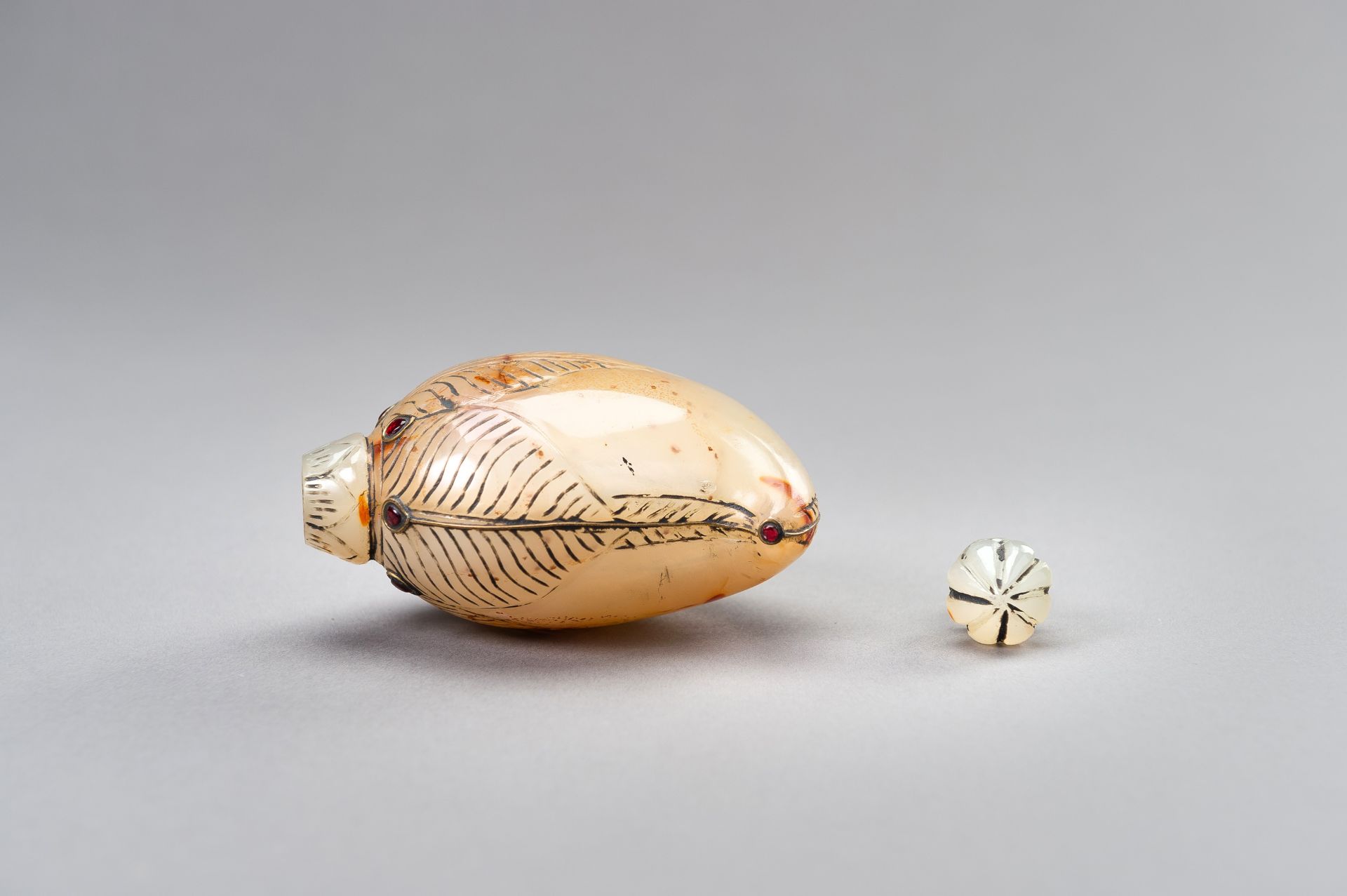 A MUGHAL-STYLE AGATE PERFUME BOTTLE - Image 10 of 12