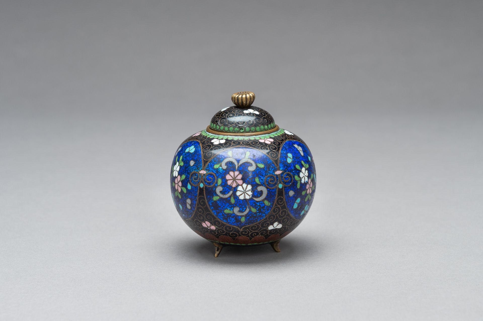 A CLOISONNE KORO WITH COVER