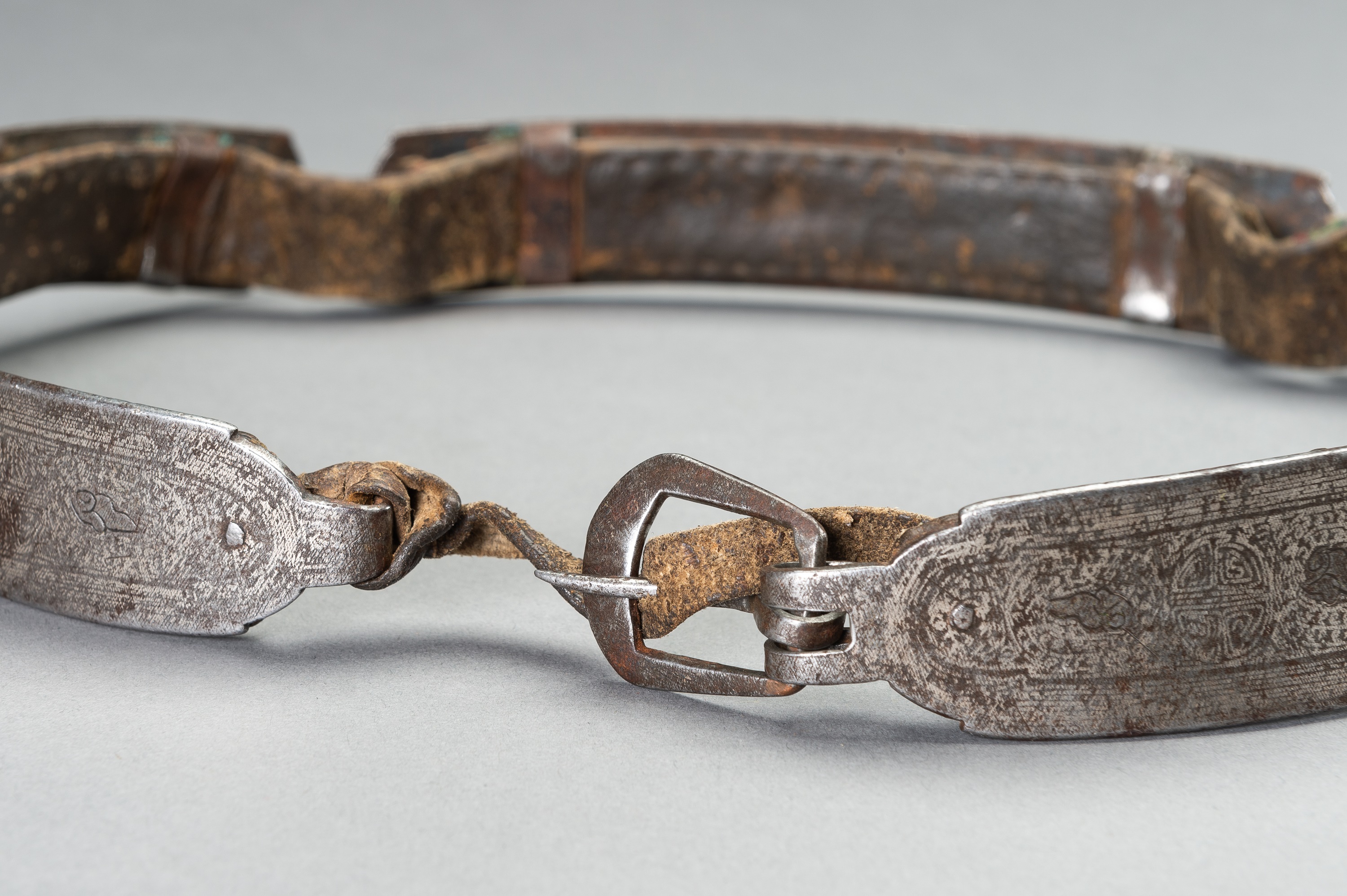 A SILVER DAMASCENED IRON BELT, QING DYNASTY - Image 4 of 11