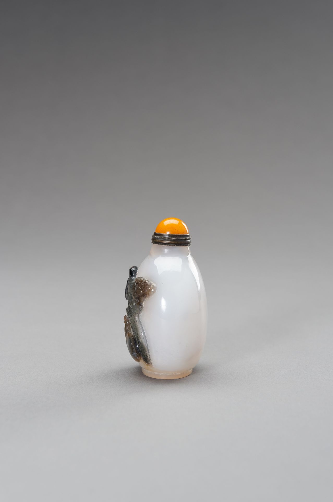 A CHALCEDONY 'HORSE AND MONKEY' SNUFF BOTTLE, 1900s - Image 4 of 11