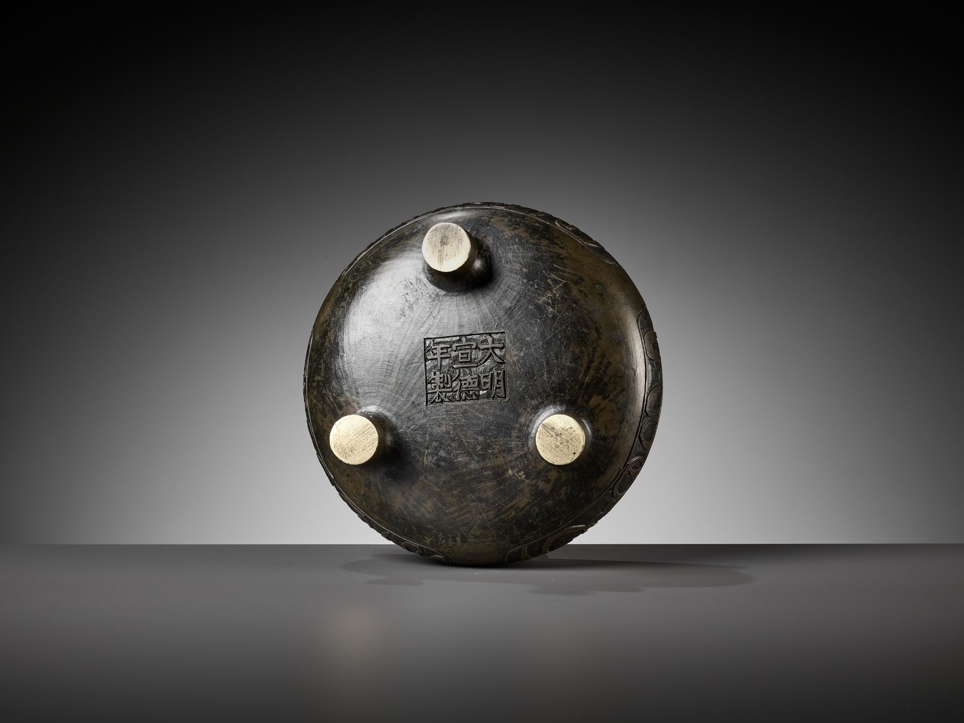 AN ARABIC-INSCRIBED BRONZE TRIPOD CENSER, 17TH CENTURY - Image 11 of 11