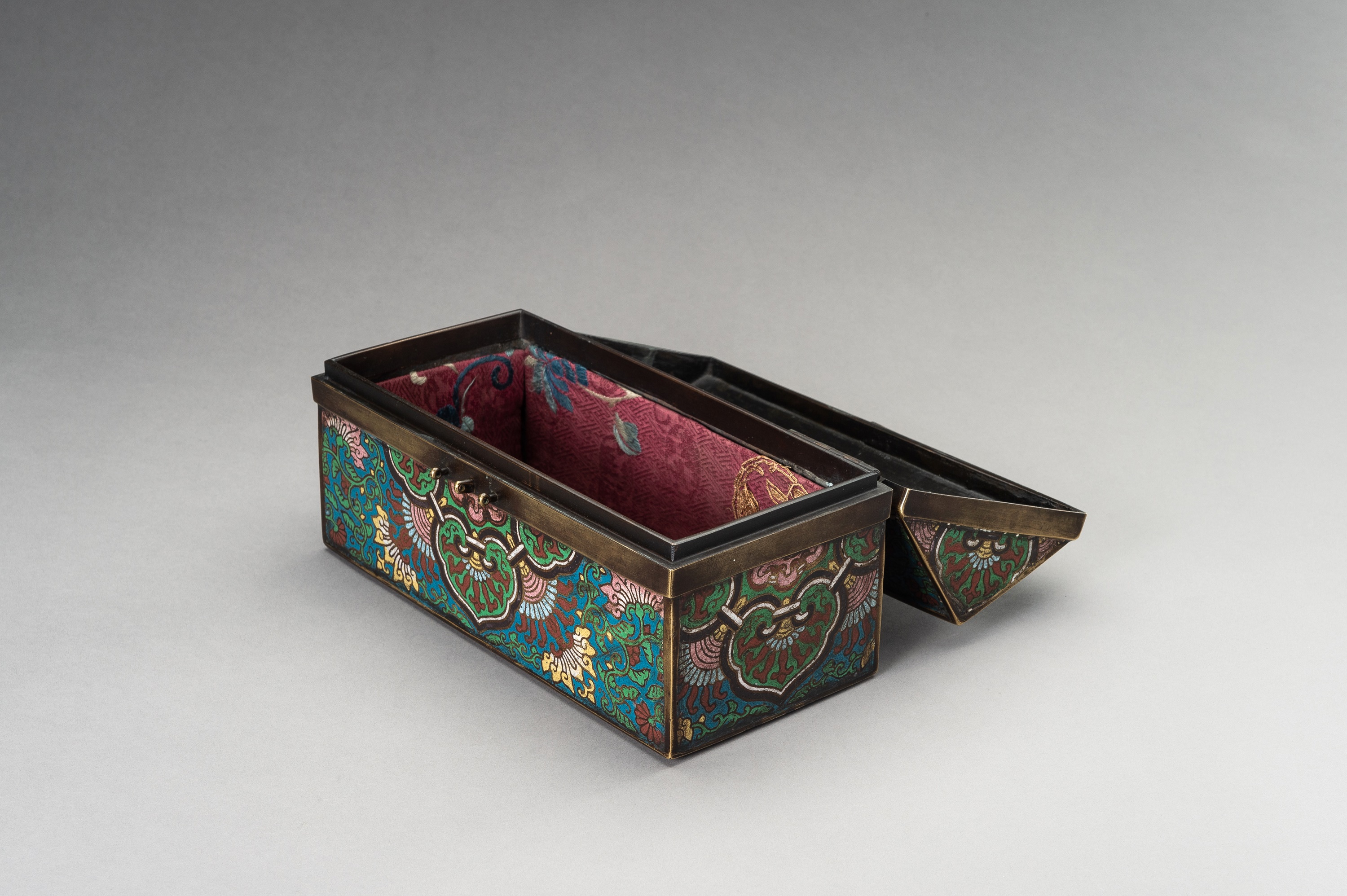 A RECTANGULAR CLOISONNE BOX, LATE QING DYNASTY - Image 14 of 17