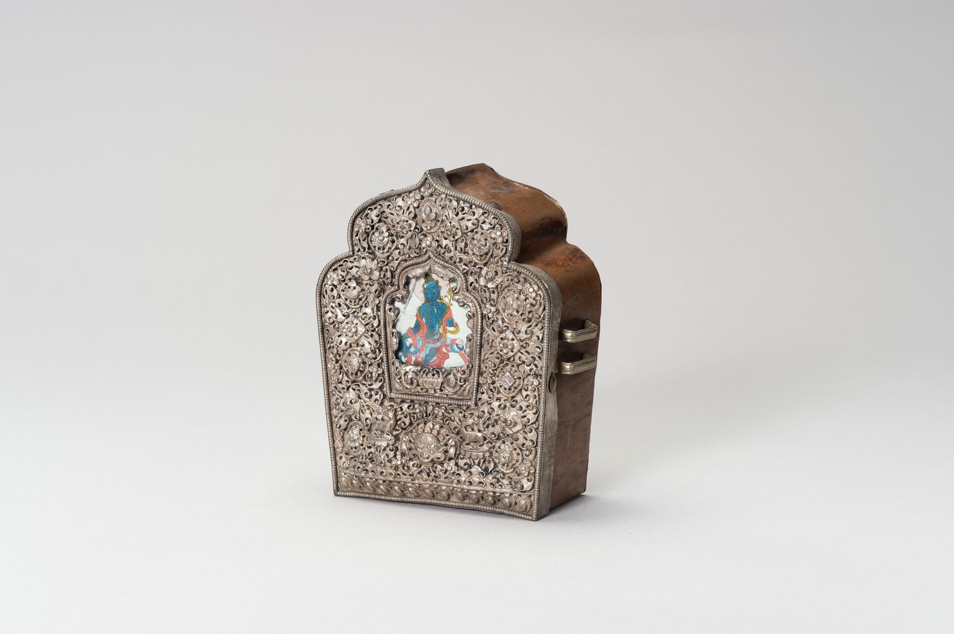 A LARGE METAL GAU BOX WITH BLUE TARA - Image 9 of 15