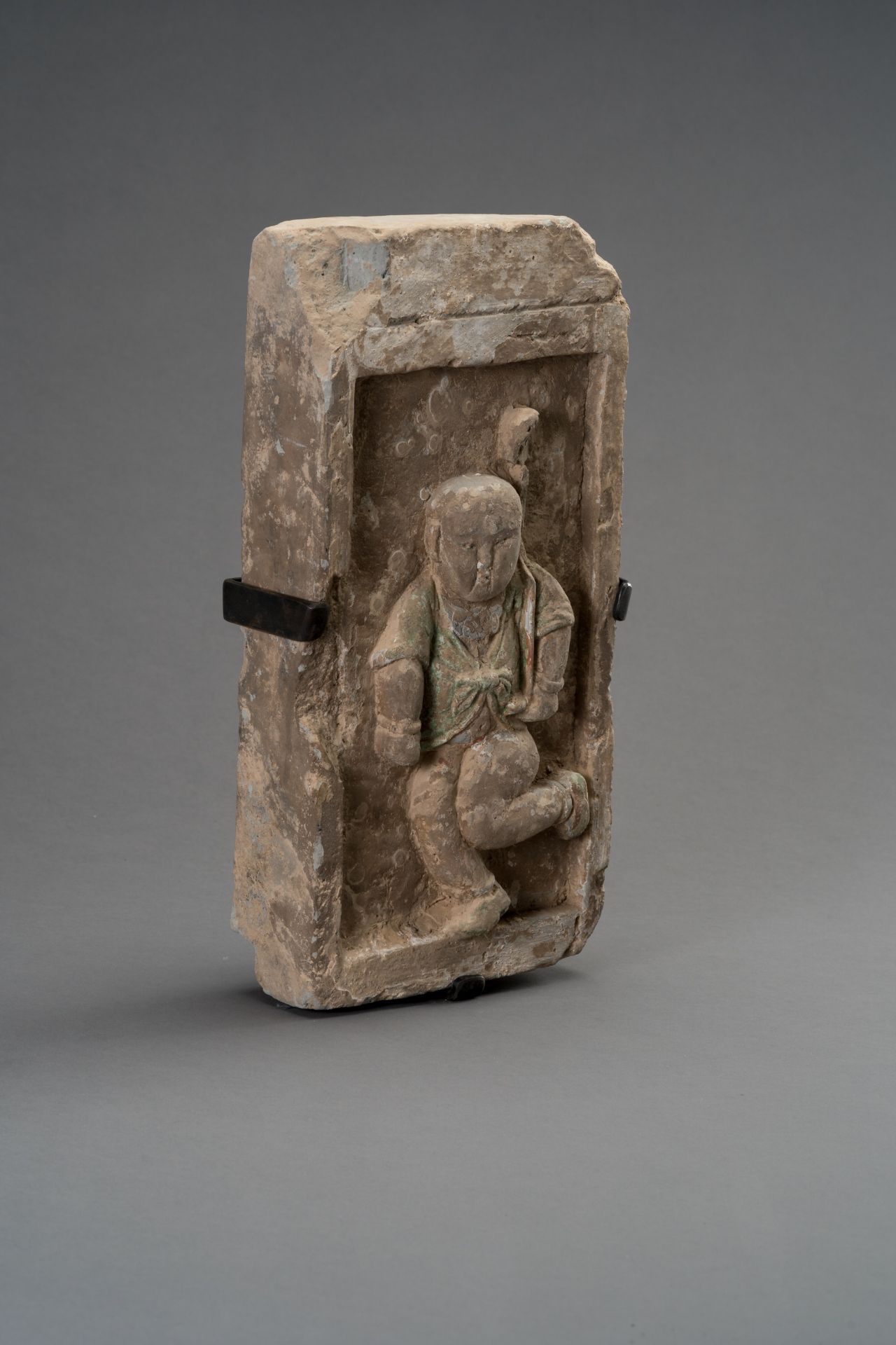 A TERRACOTTA BRICK DEPICTING A CHILD WITH STANDARD, SONG DYNASTY - Bild 3 aus 5