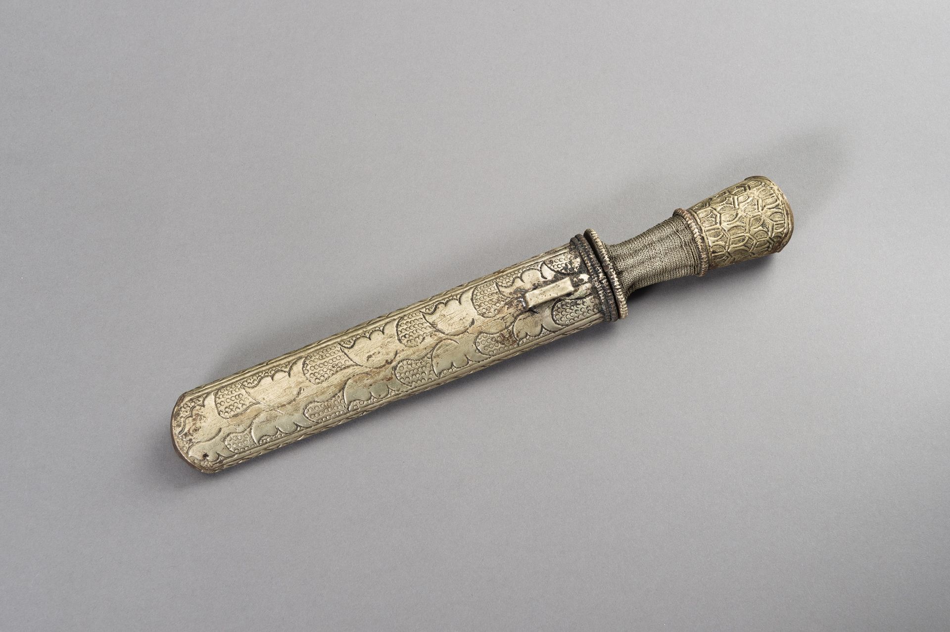 A 'BUDDHIST TREASURES' DAGGER, FIRST HALF OF THE 20TH CENTURY - Image 5 of 7