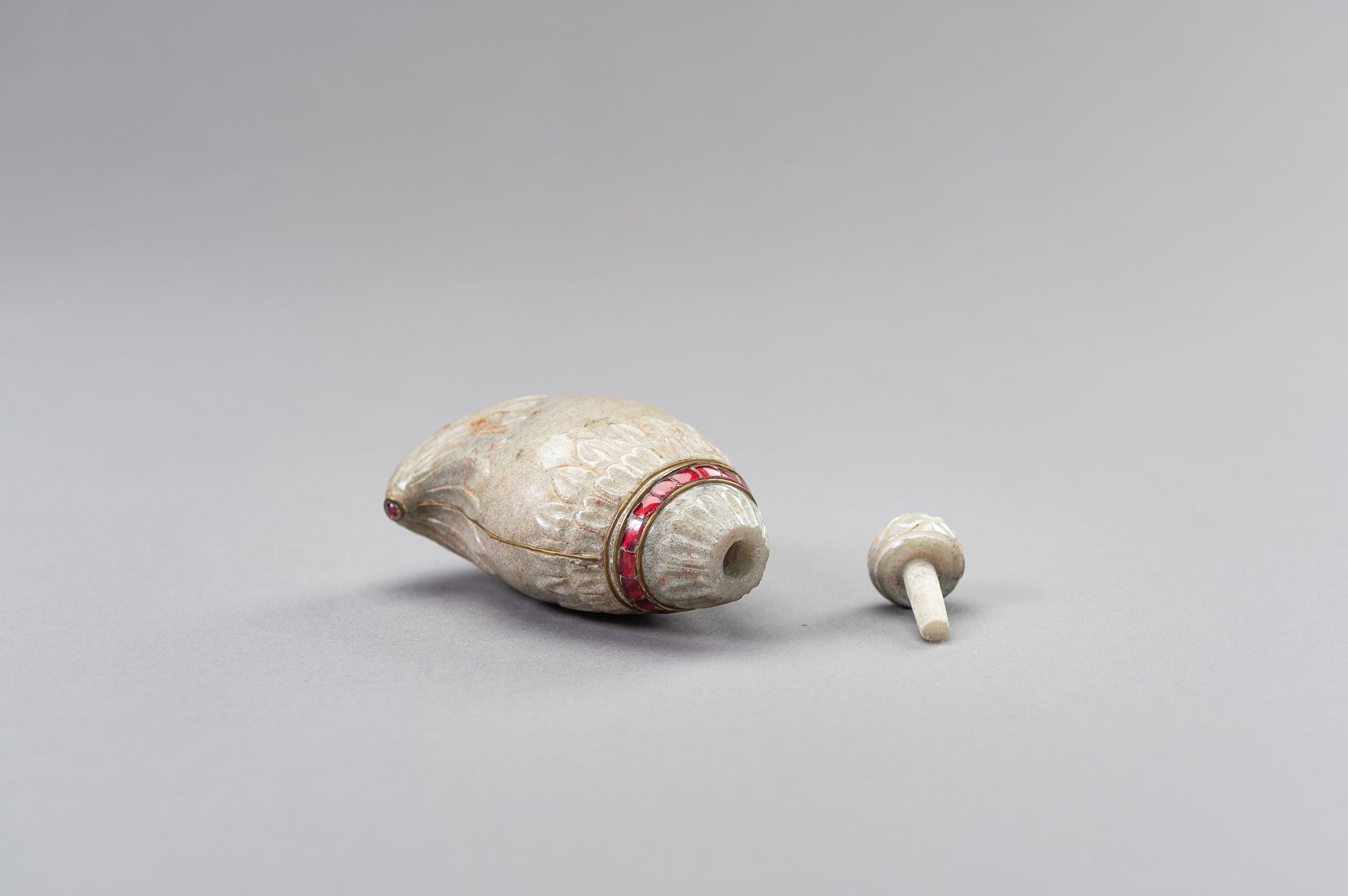 A MUGHAL-STYLE STONE PERFUME BOTTLE - Image 8 of 10