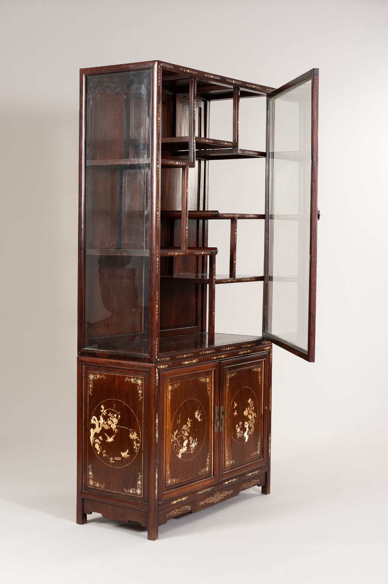 A PAIR OF MOTHER OF PEARL INLAID DISPLAY CABINETS, 1900s - Bild 20 aus 42