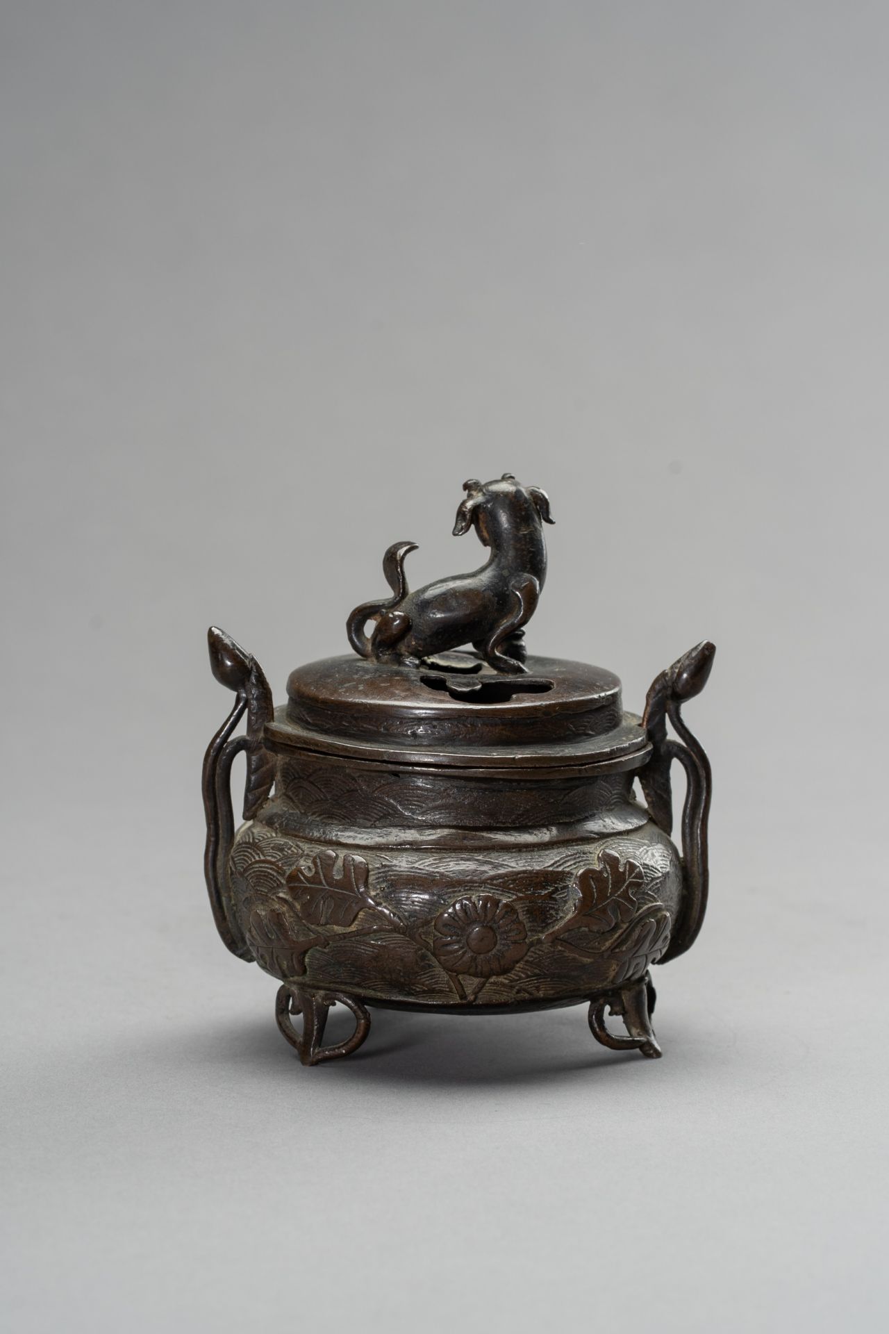 A MINATURE BRONZE TRIPOD CENSER, QING DYNASTY - Image 6 of 11