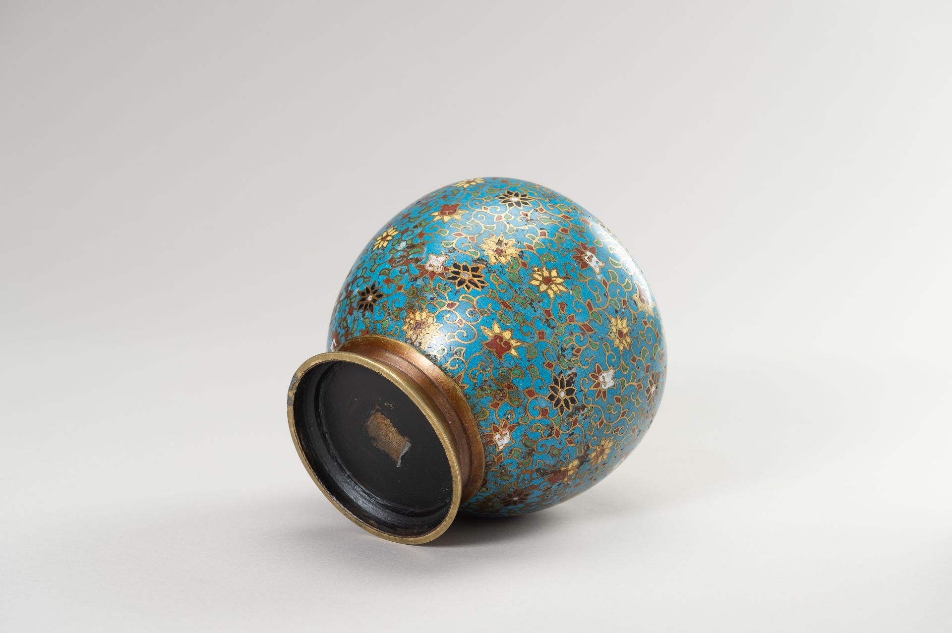 A CLOISONNE ENAMEL VASE - Image 9 of 9