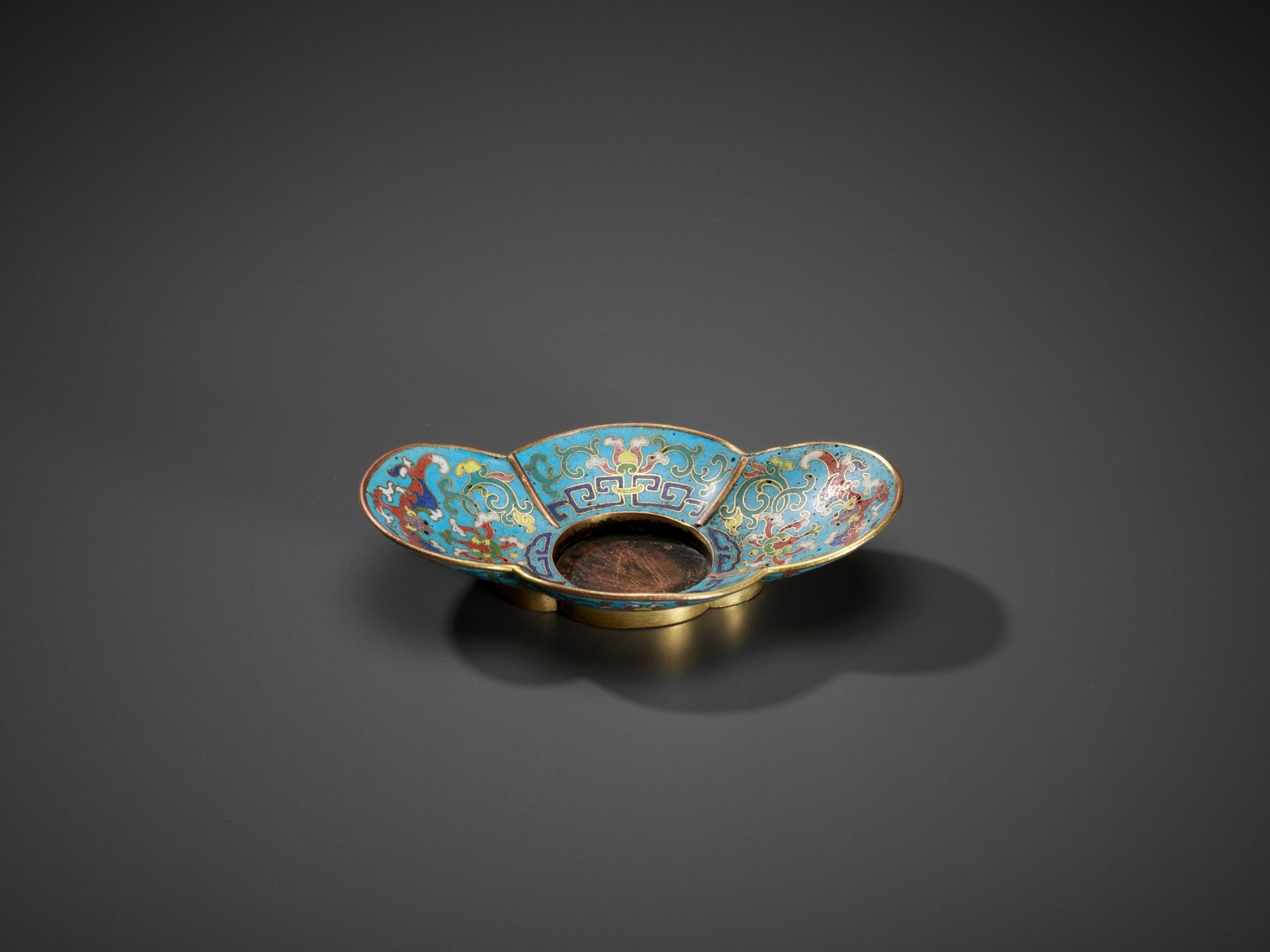 A GILT-COPPER CLOISONNE QUADRILOBED CUP STAND, 18TH CENTURY - Image 3 of 9
