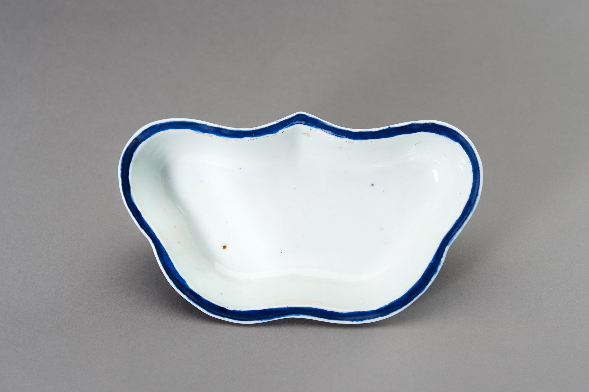 A SET OF TWO BLUE AND WHITE LOBED DISHES, REPUBLIC PERIOD - Image 4 of 8