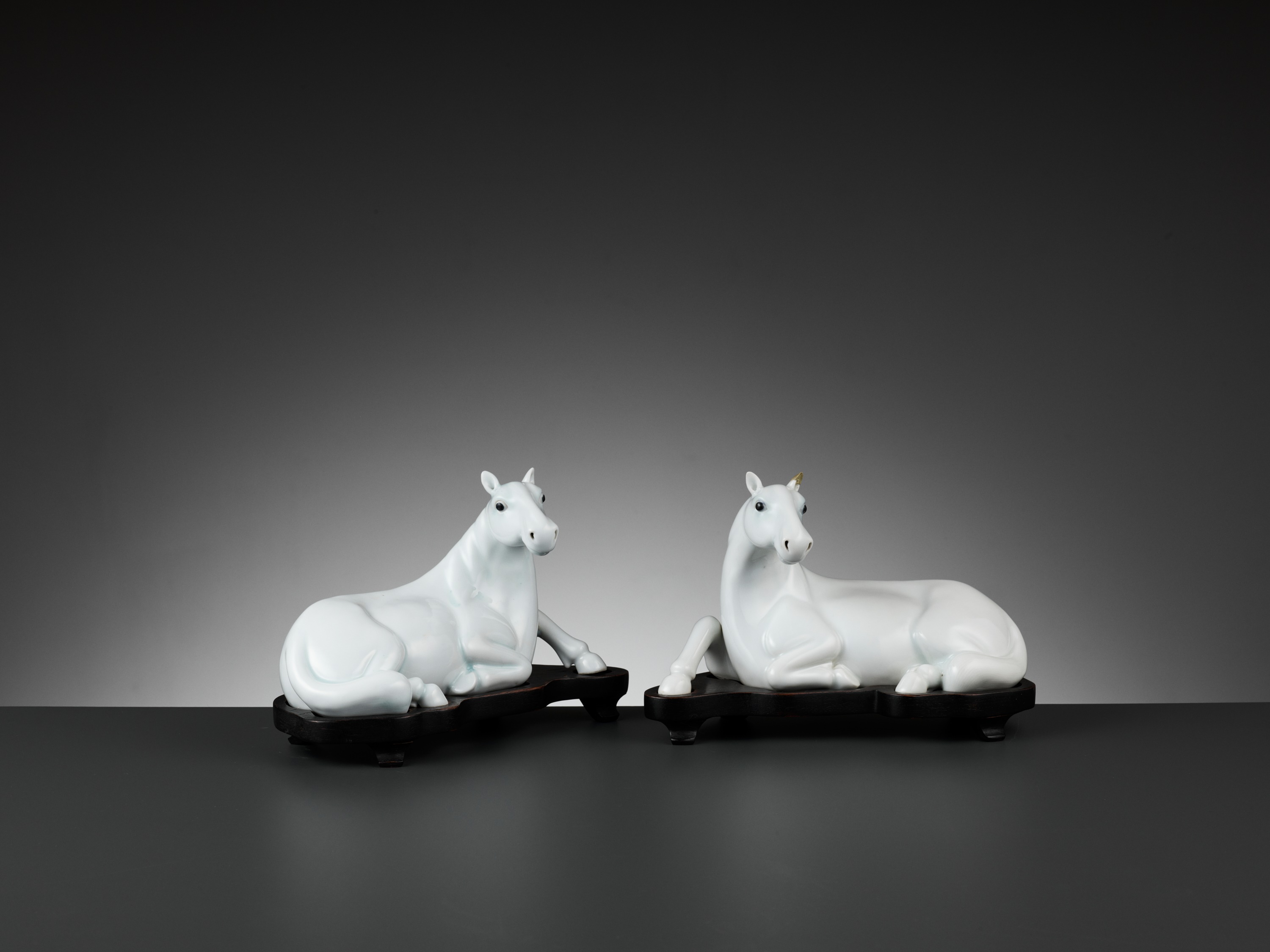 A PAIR OF WHITE-GLAZED FIGURES OF HORSES, QING DYNASTY - Image 5 of 10