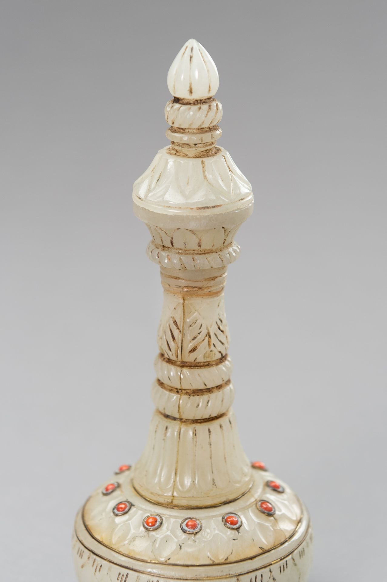 A MUGHAL-STYLE CORAL SET AGATE MINIATURE FLASK - Image 9 of 12