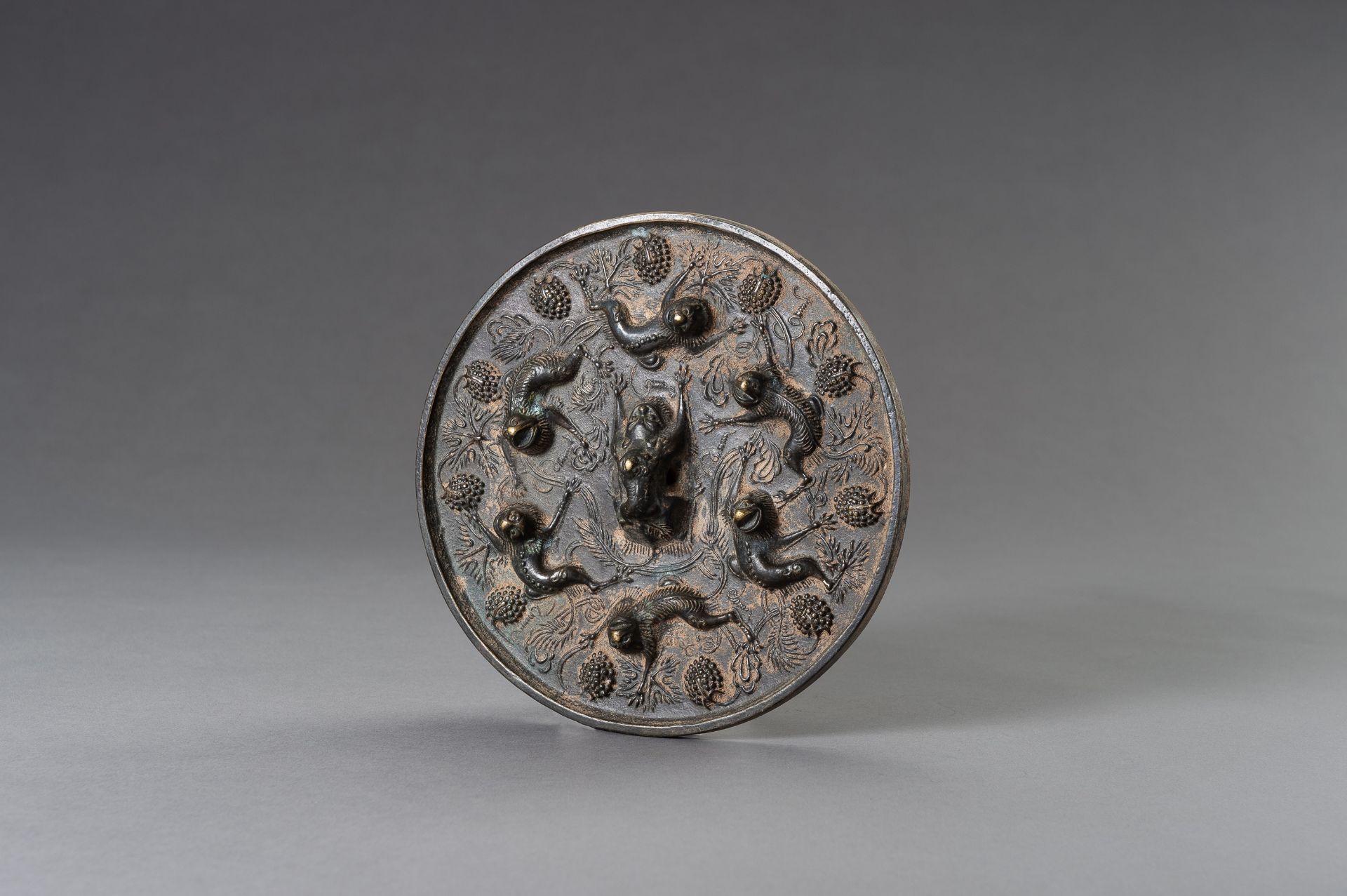 A TANG-STYLE BRONZE 'LIONS AND GRAPEVINES' MIRROR - Image 2 of 10