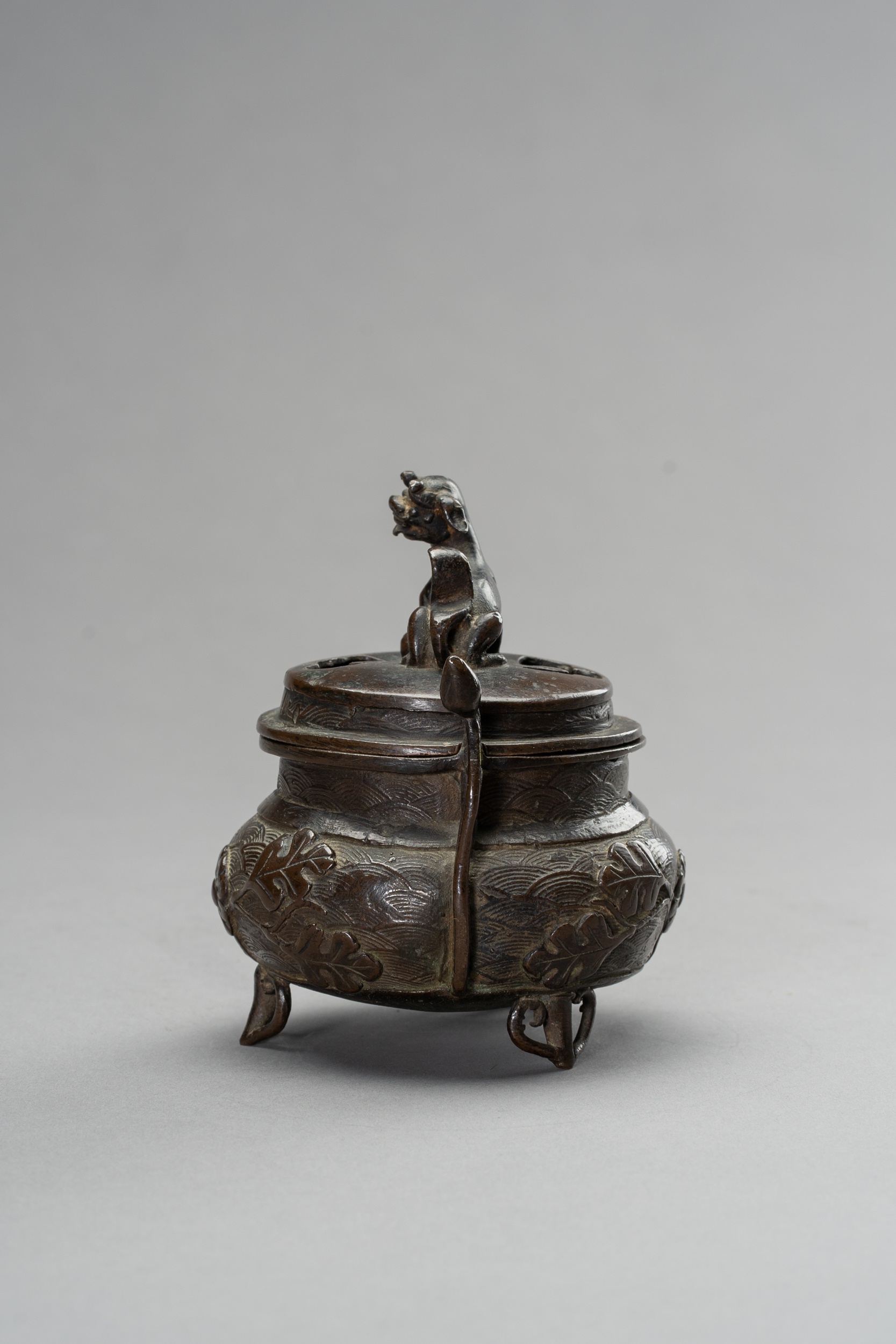 A MINATURE BRONZE TRIPOD CENSER, QING DYNASTY - Image 8 of 11