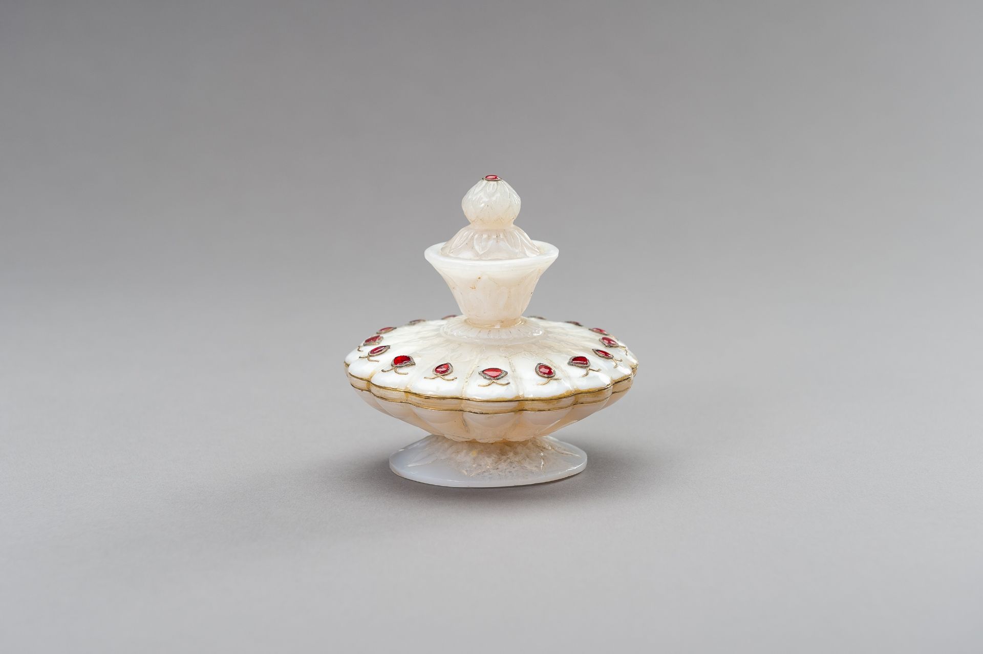 A MUGHAL-STYLE INLAID AGATE VESSEL - Image 3 of 12