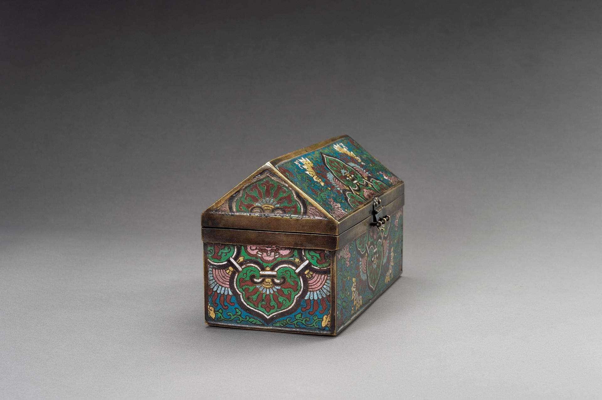 A RECTANGULAR CLOISONNE BOX, LATE QING DYNASTY - Image 9 of 17