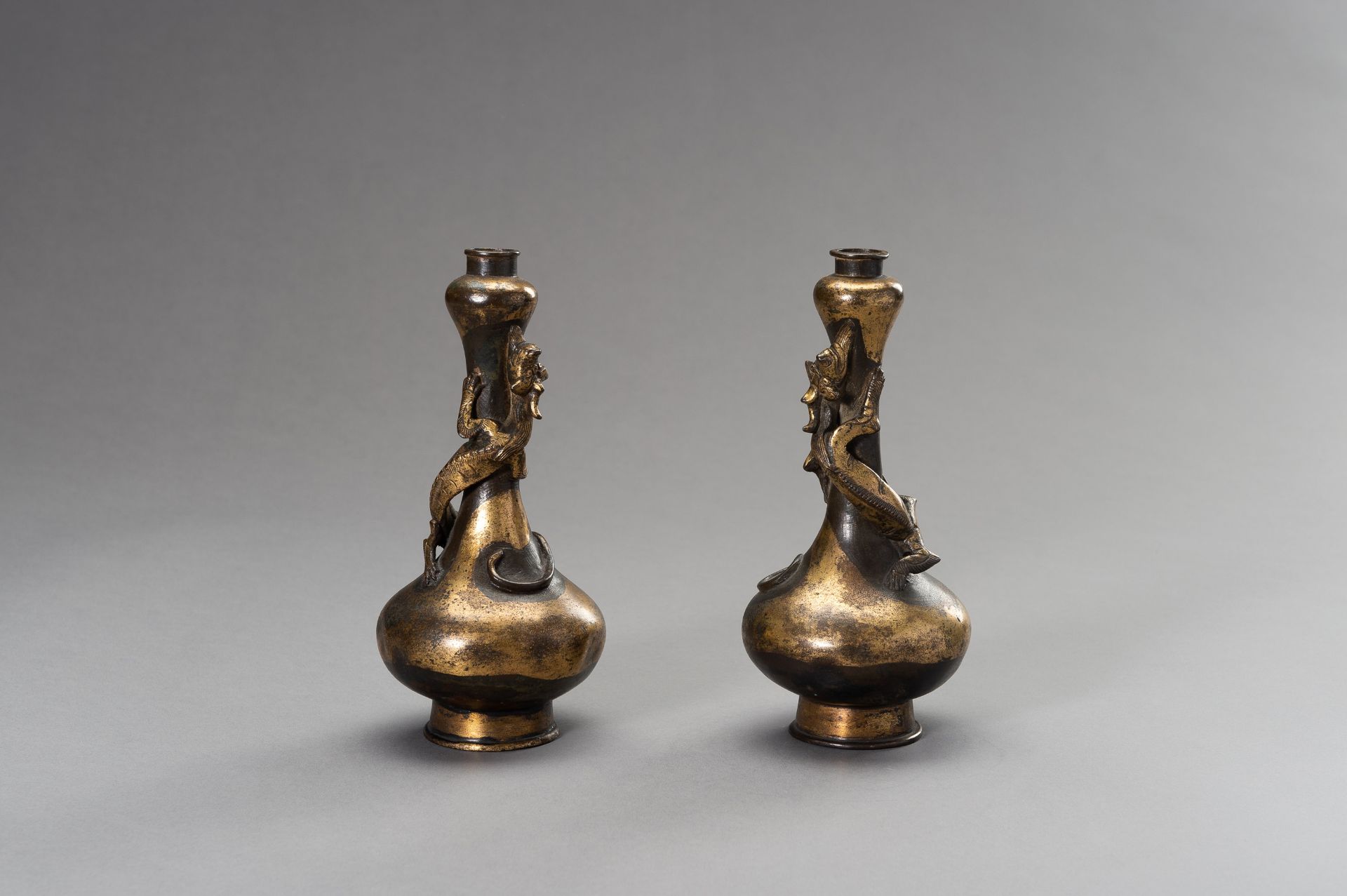 A PAIR OF PARCEL-GILT GARLIC HEAD VASES, 17TH CENTURY - Image 6 of 9