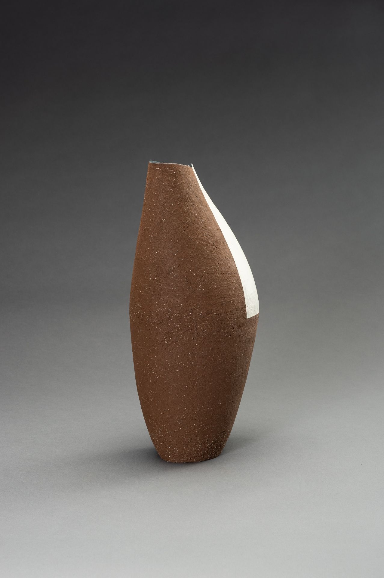 MASA TOSHI: A CONTEMPORARY LACQUERED CERAMIC VASE - Image 9 of 11