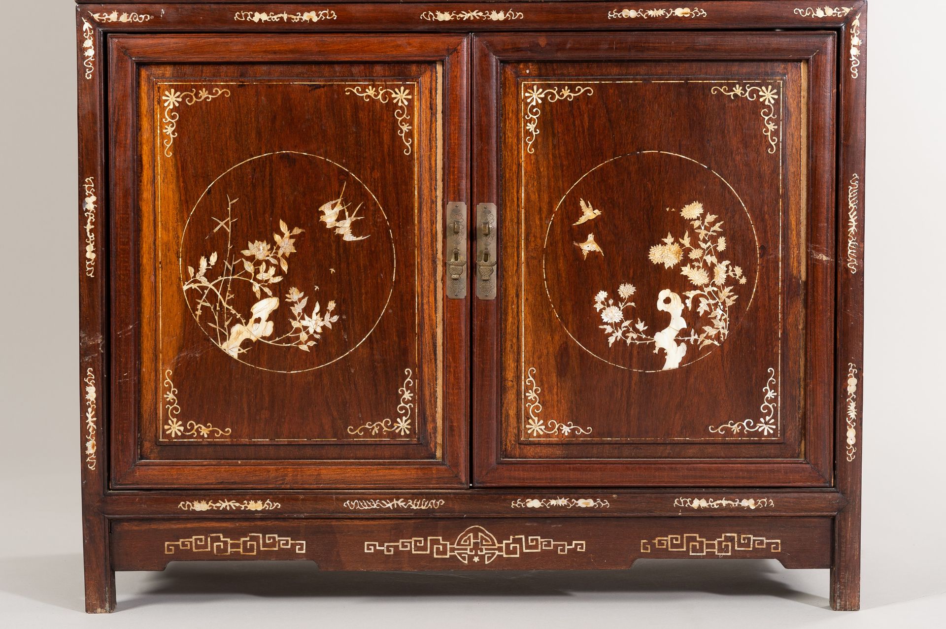 A PAIR OF MOTHER OF PEARL INLAID DISPLAY CABINETS, 1900s - Bild 6 aus 42