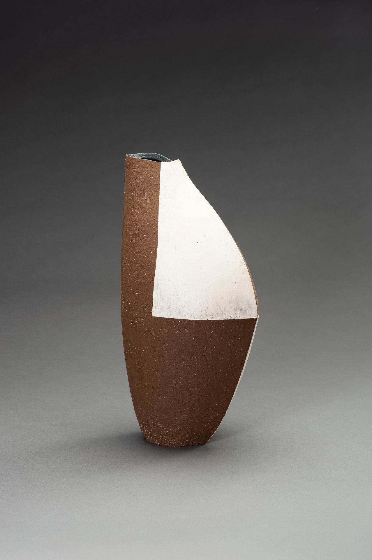 MASA TOSHI: A CONTEMPORARY LACQUERED CERAMIC VASE - Image 8 of 11