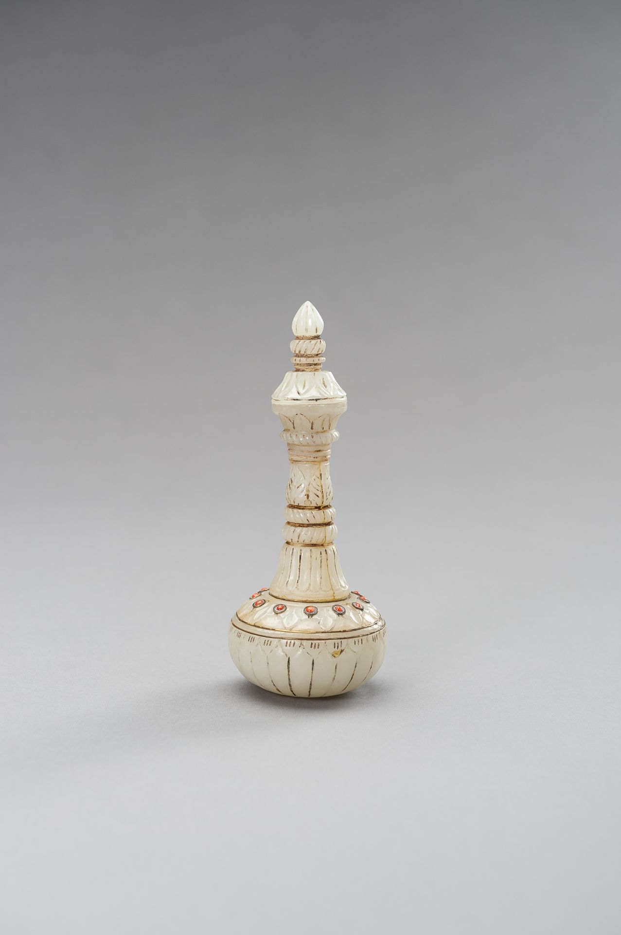 A MUGHAL-STYLE CORAL SET AGATE MINIATURE FLASK - Image 7 of 12