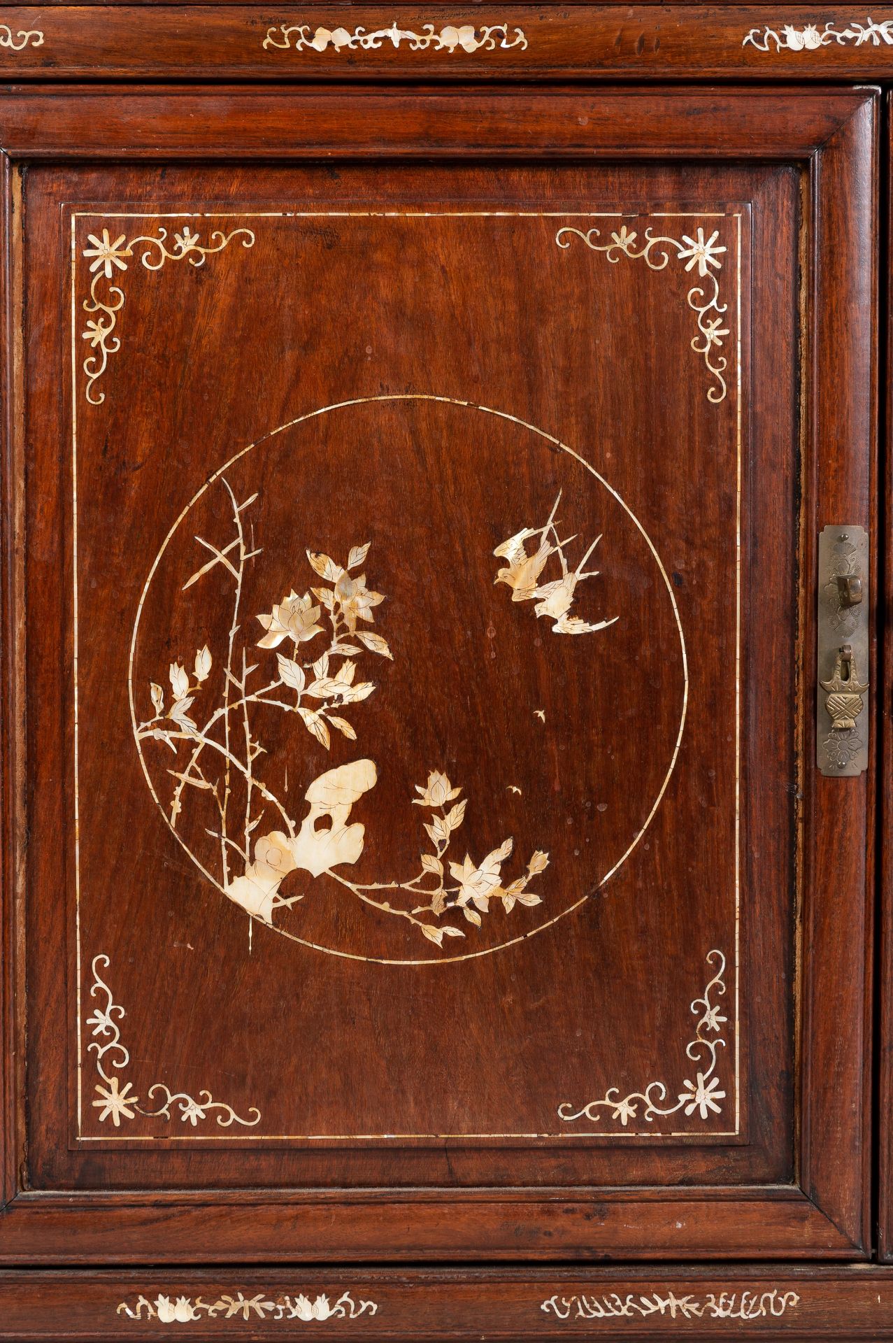 A PAIR OF MOTHER OF PEARL INLAID DISPLAY CABINETS, 1900s - Bild 30 aus 42