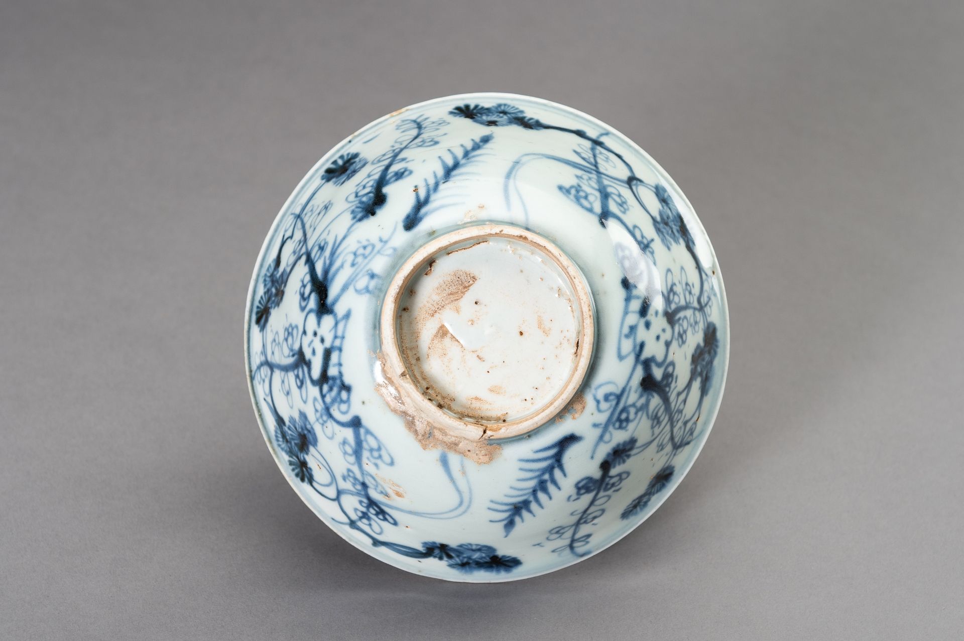 A SET OF TWO BLUE AND WHITE 'FLORAL' BOWLS, TRANSITIONAL PERIOD - Image 9 of 10