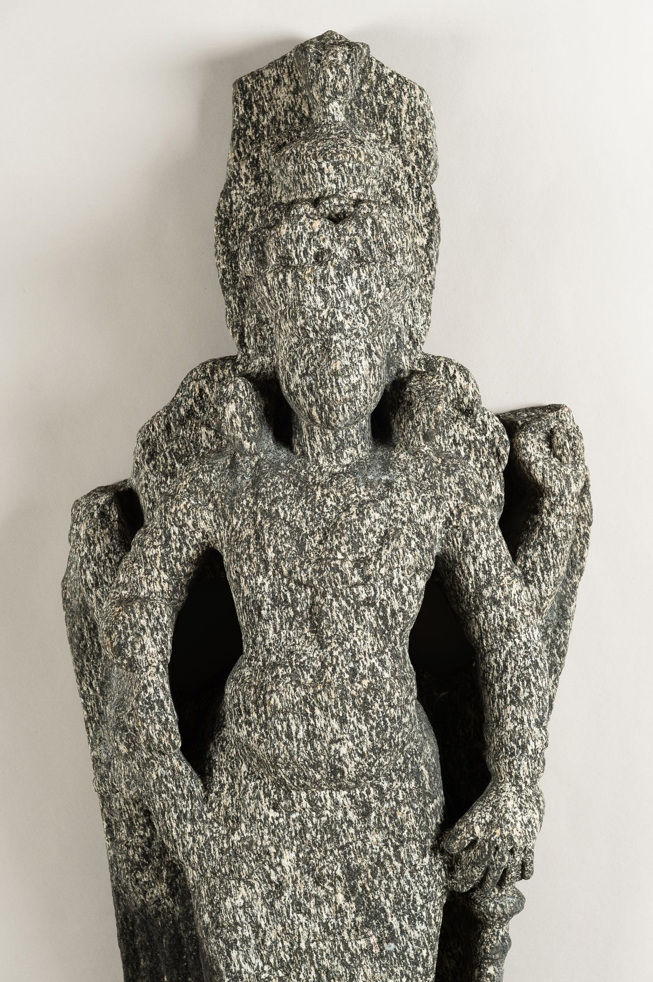 AN INDIAN GRANITE STONE STATUE OF A DEITY - Image 12 of 14