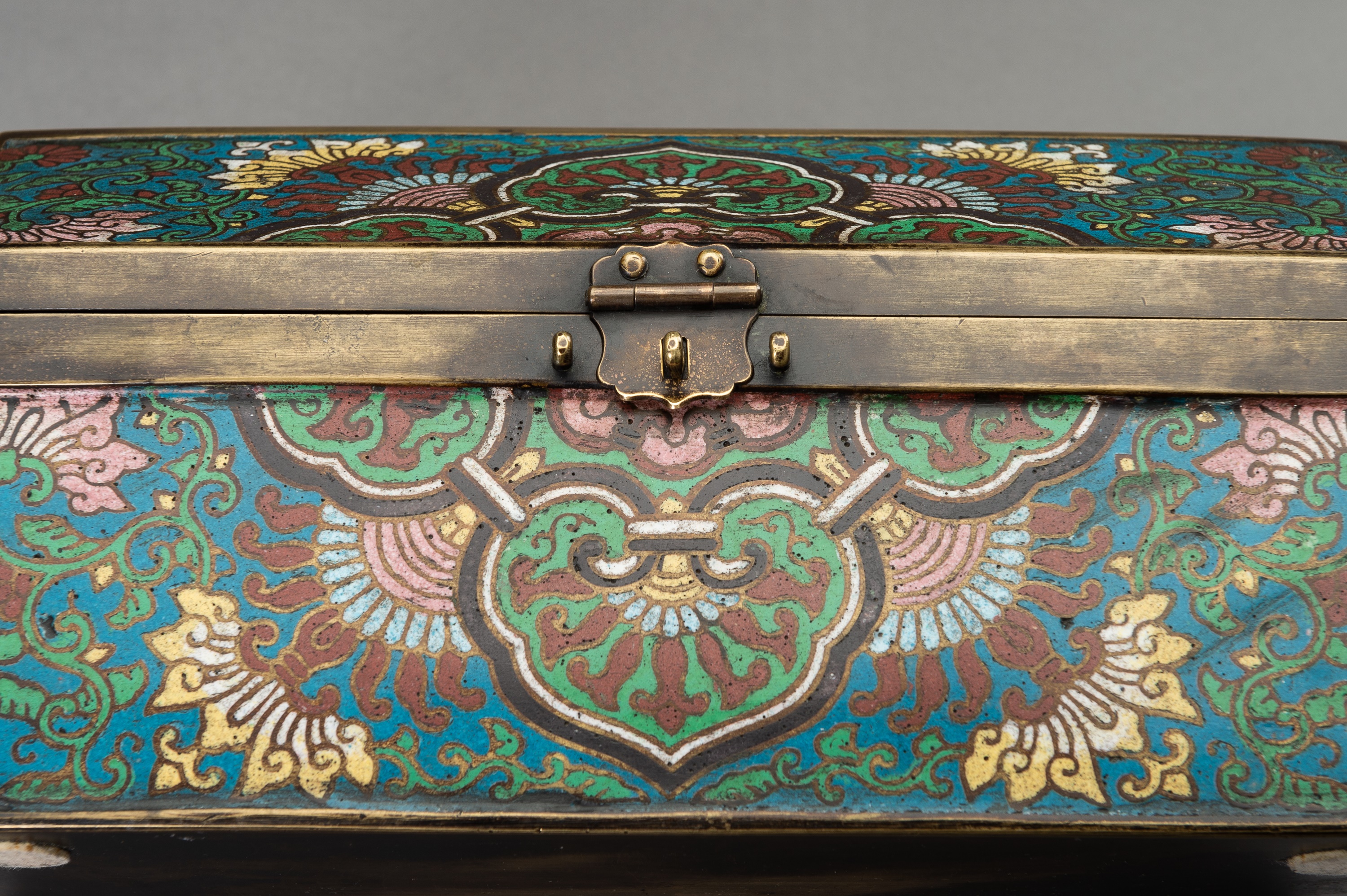 A RECTANGULAR CLOISONNE BOX, LATE QING DYNASTY - Image 13 of 17