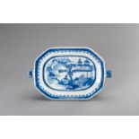 AN EXPORT PORCELAIN BLUE AND WHITE WARMING DISH, 1920