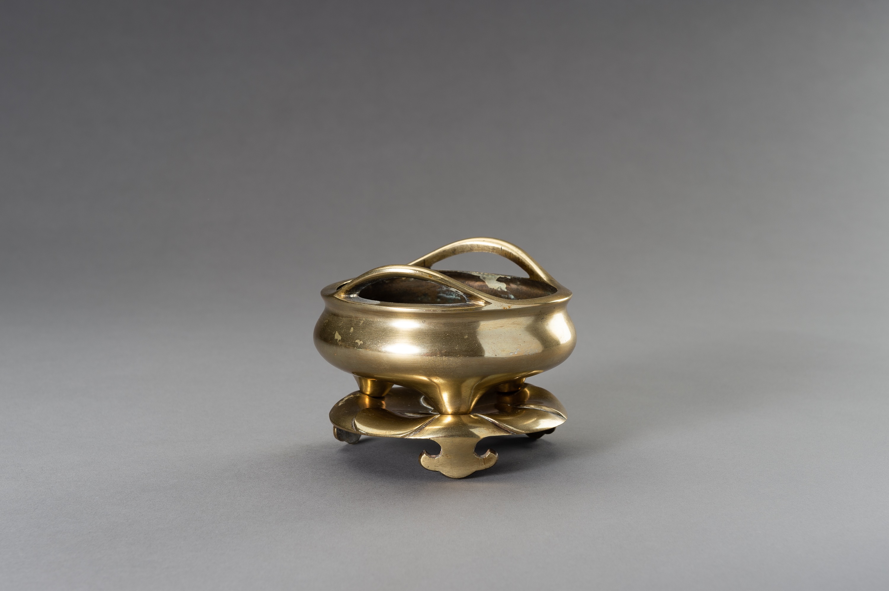 A GILT-BRONZE TRIPOD CENSER WITH MATCHING STAND - Image 2 of 10