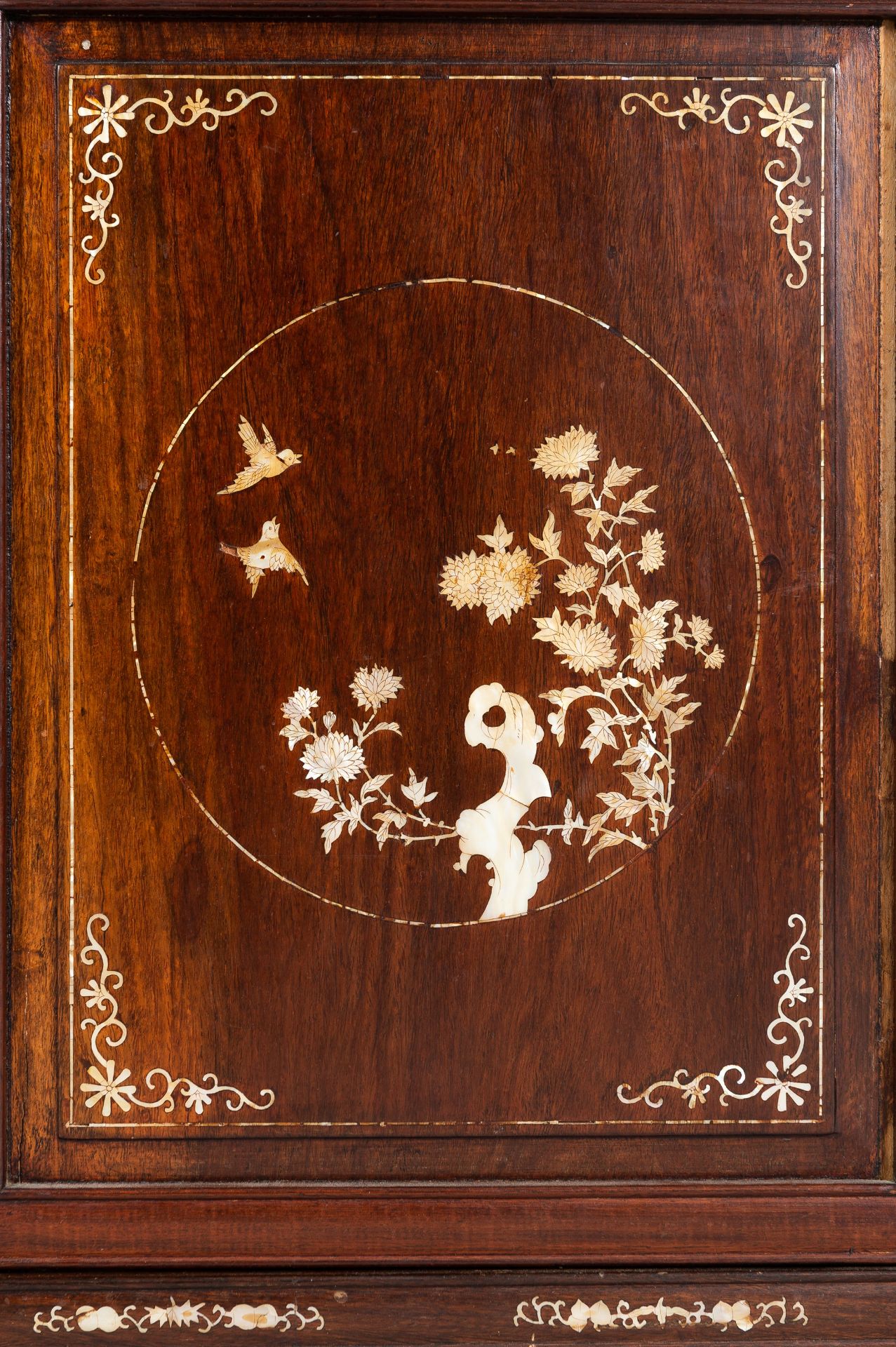 A PAIR OF MOTHER OF PEARL INLAID DISPLAY CABINETS, 1900s - Bild 10 aus 42