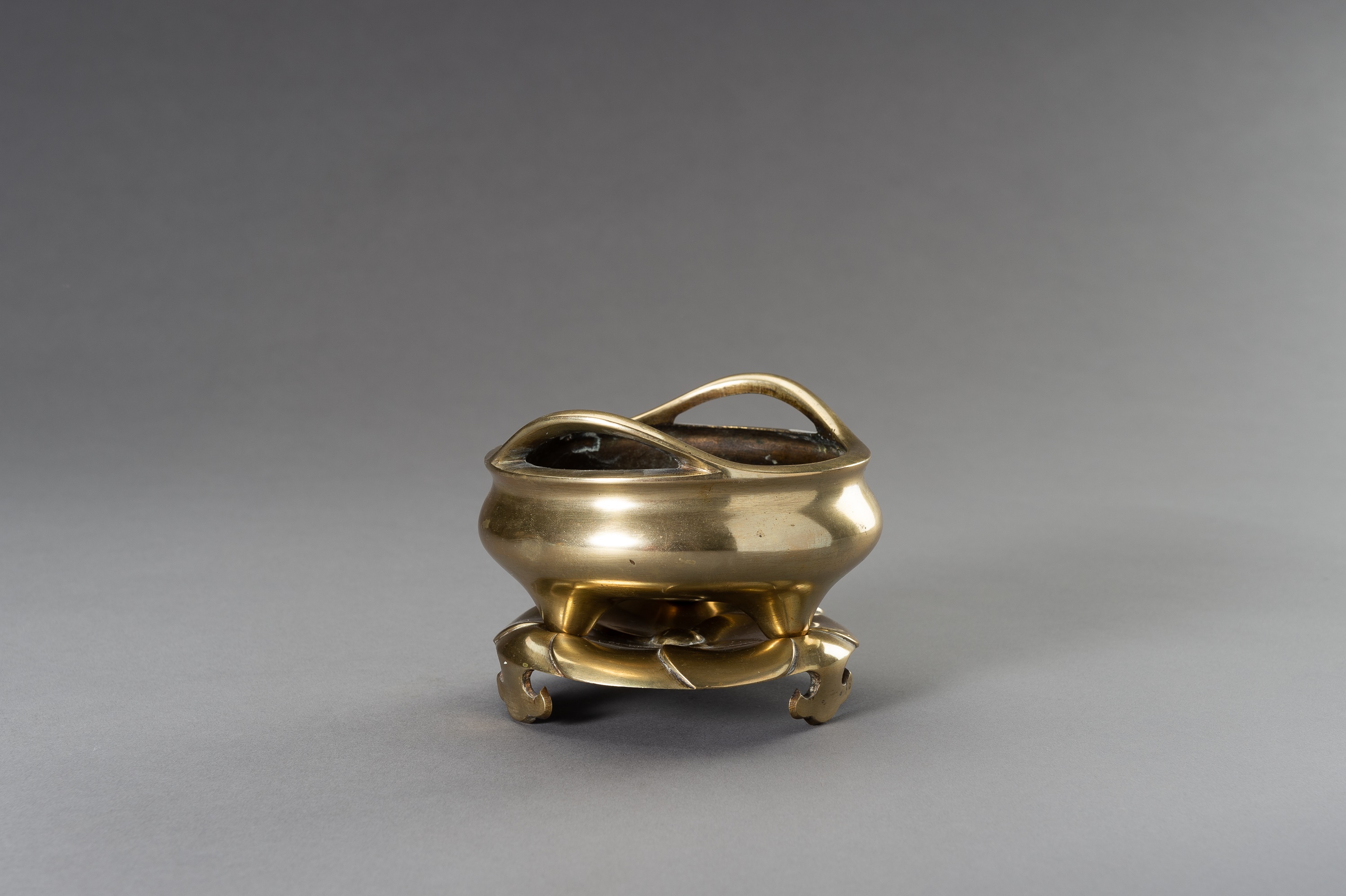 A GILT-BRONZE TRIPOD CENSER WITH MATCHING STAND - Image 4 of 10