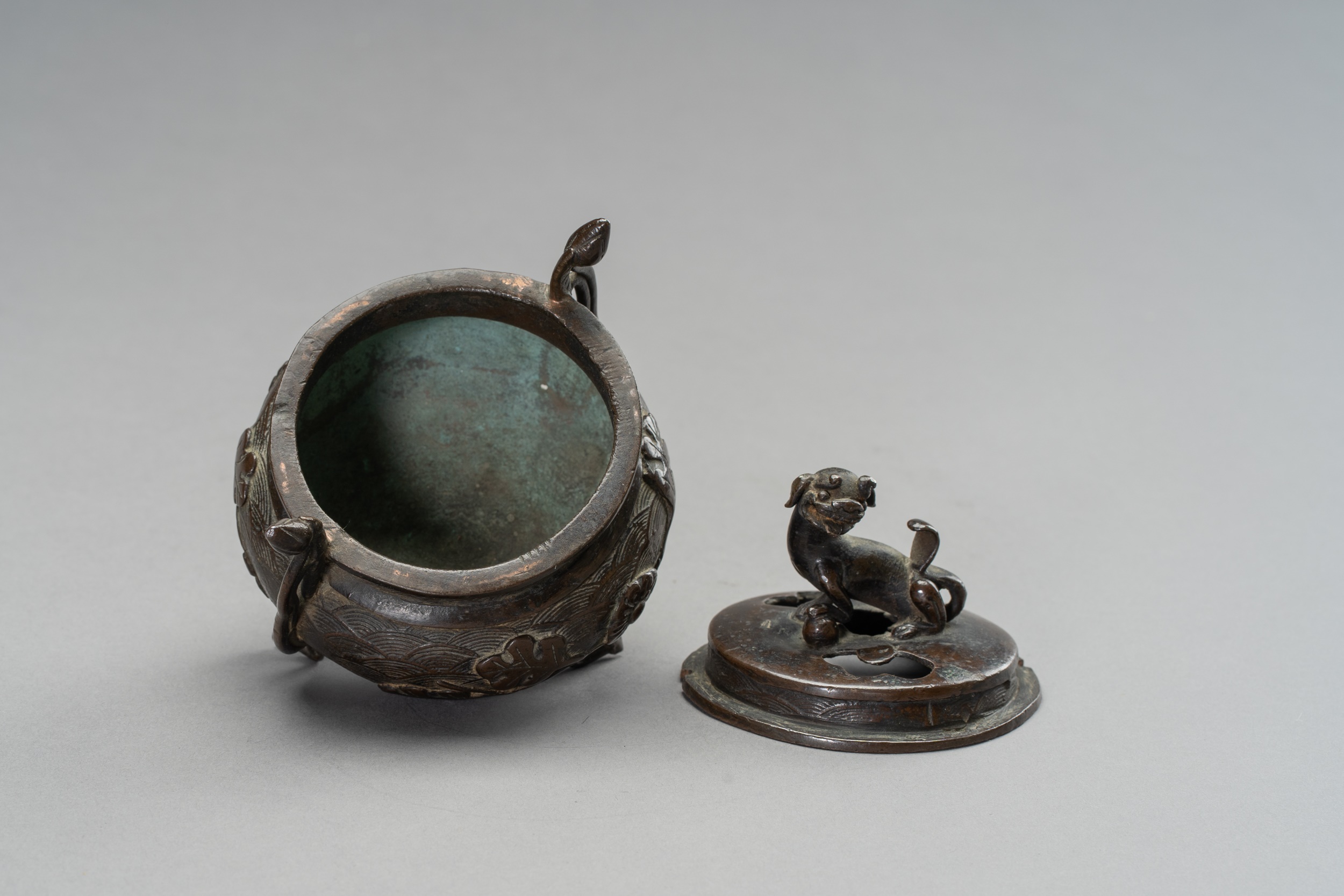 A MINATURE BRONZE TRIPOD CENSER, QING DYNASTY - Image 10 of 11