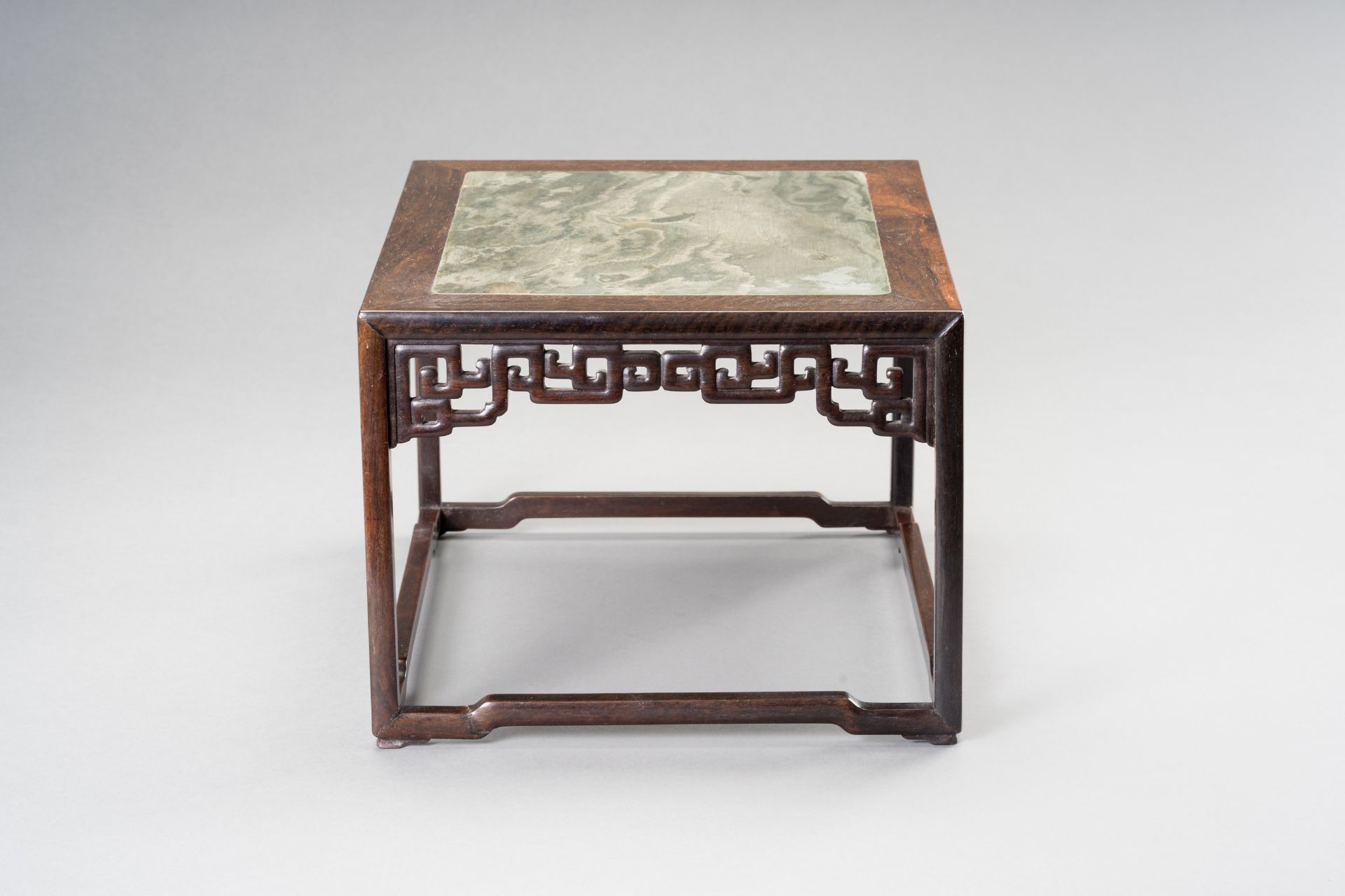 A WOOD AND MARBLE DISPLAY STAND, QING - Bild 8 aus 10