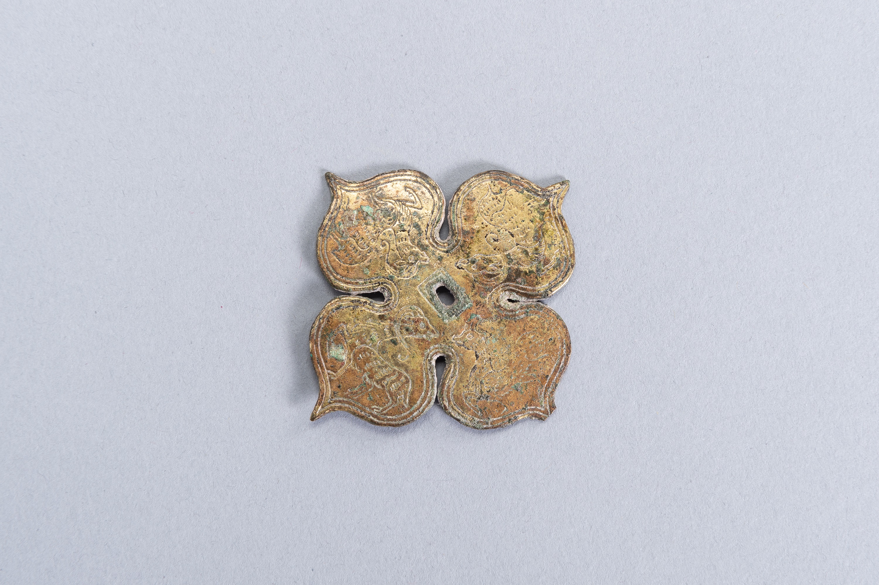 A GILT-BRONZE 'FOUR LOBED' PLAQUE, TANG DYNASTY - Image 2 of 3