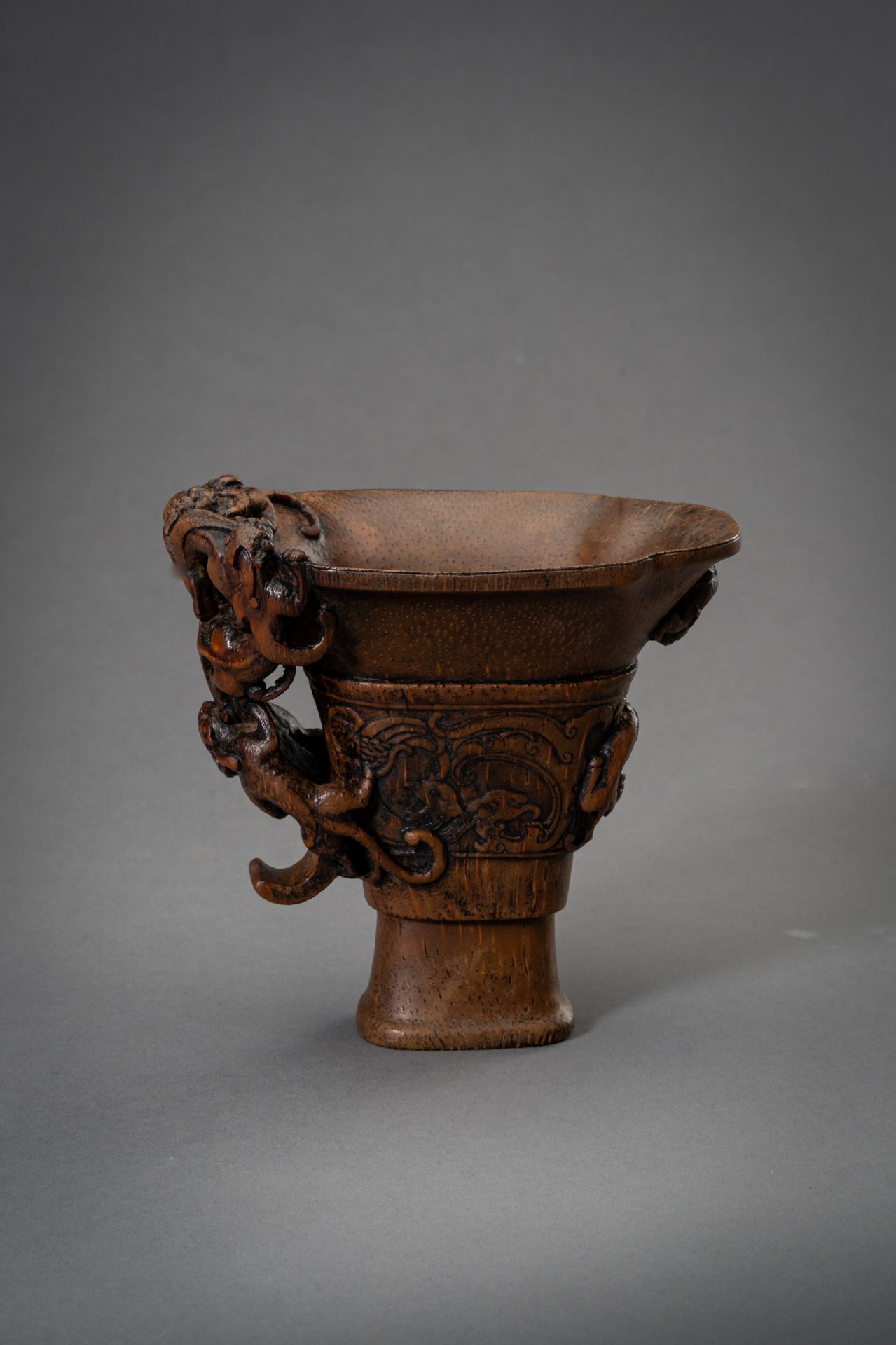 AN ARCHAISTIC BAMBOO LIBATION CUP, QING DYNASTY - Bild 10 aus 11