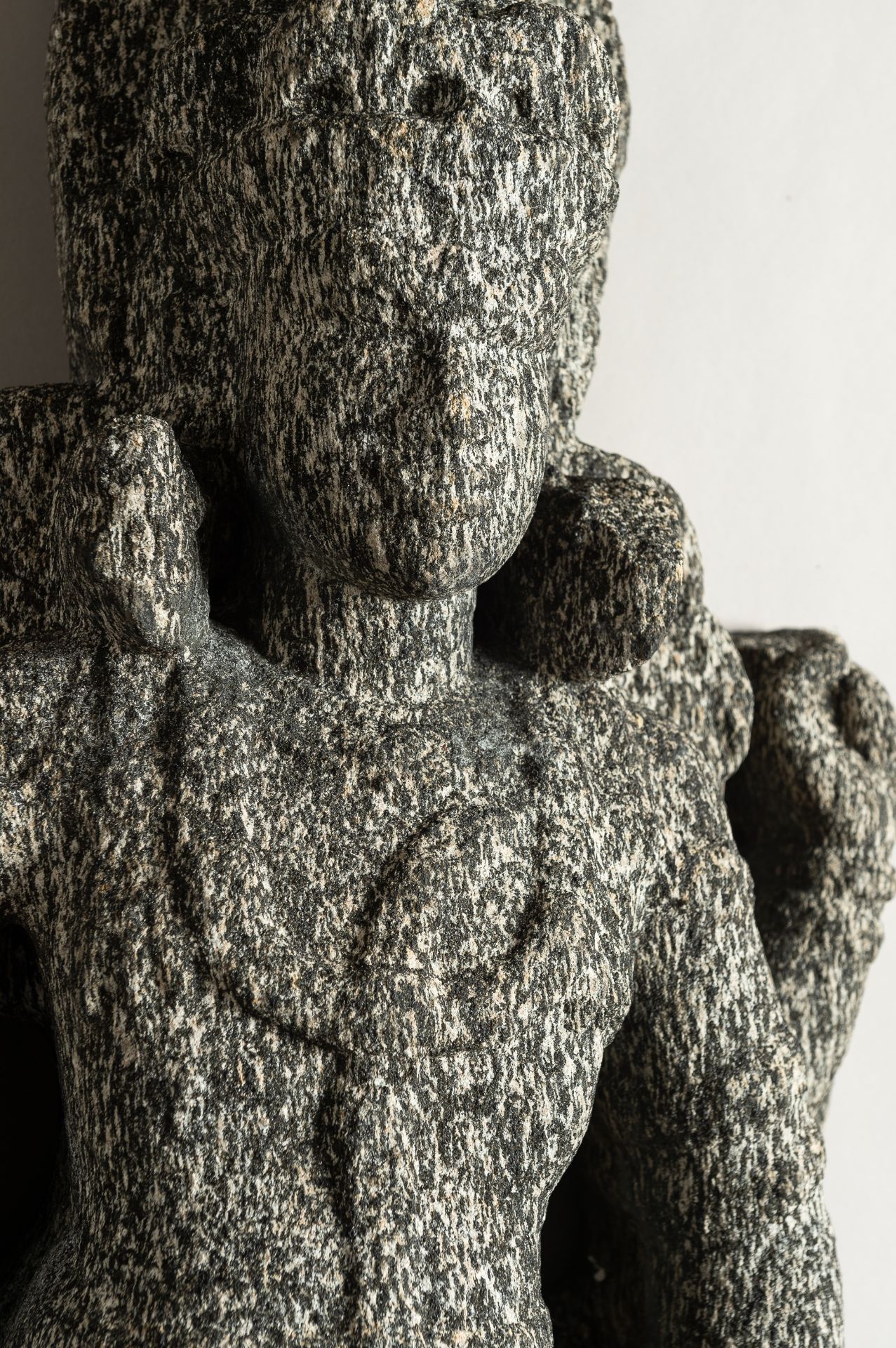 AN INDIAN GRANITE STONE STATUE OF A DEITY - Image 3 of 14